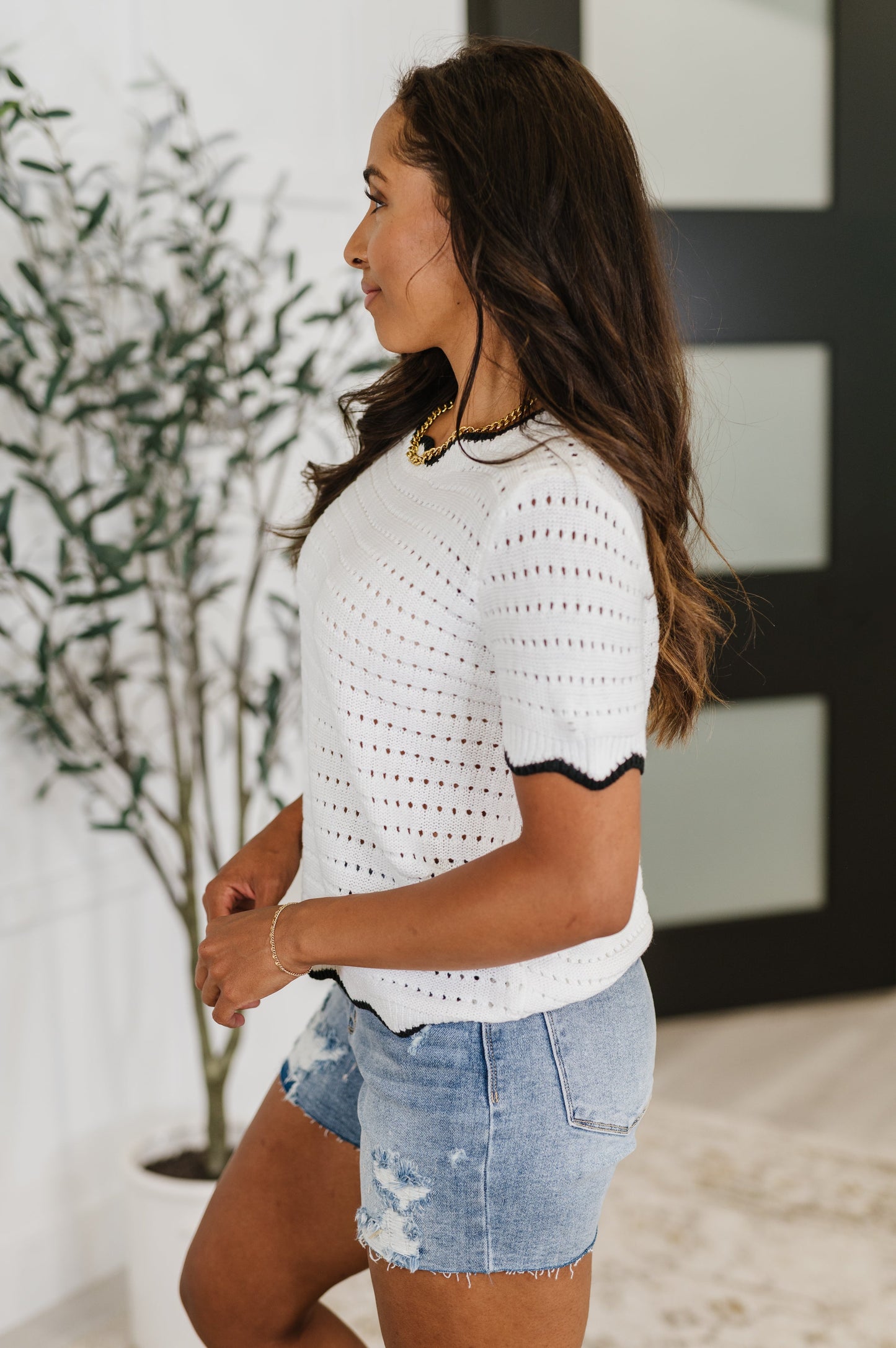 Knit Top in White
Eyelet Knit
Wavy, Contrast Round Neckline
Wavy, Contrast Sleeve Cuff
Wavy, Contrasted Hemline
90% Acrylic, 10% Cotton
True to Size