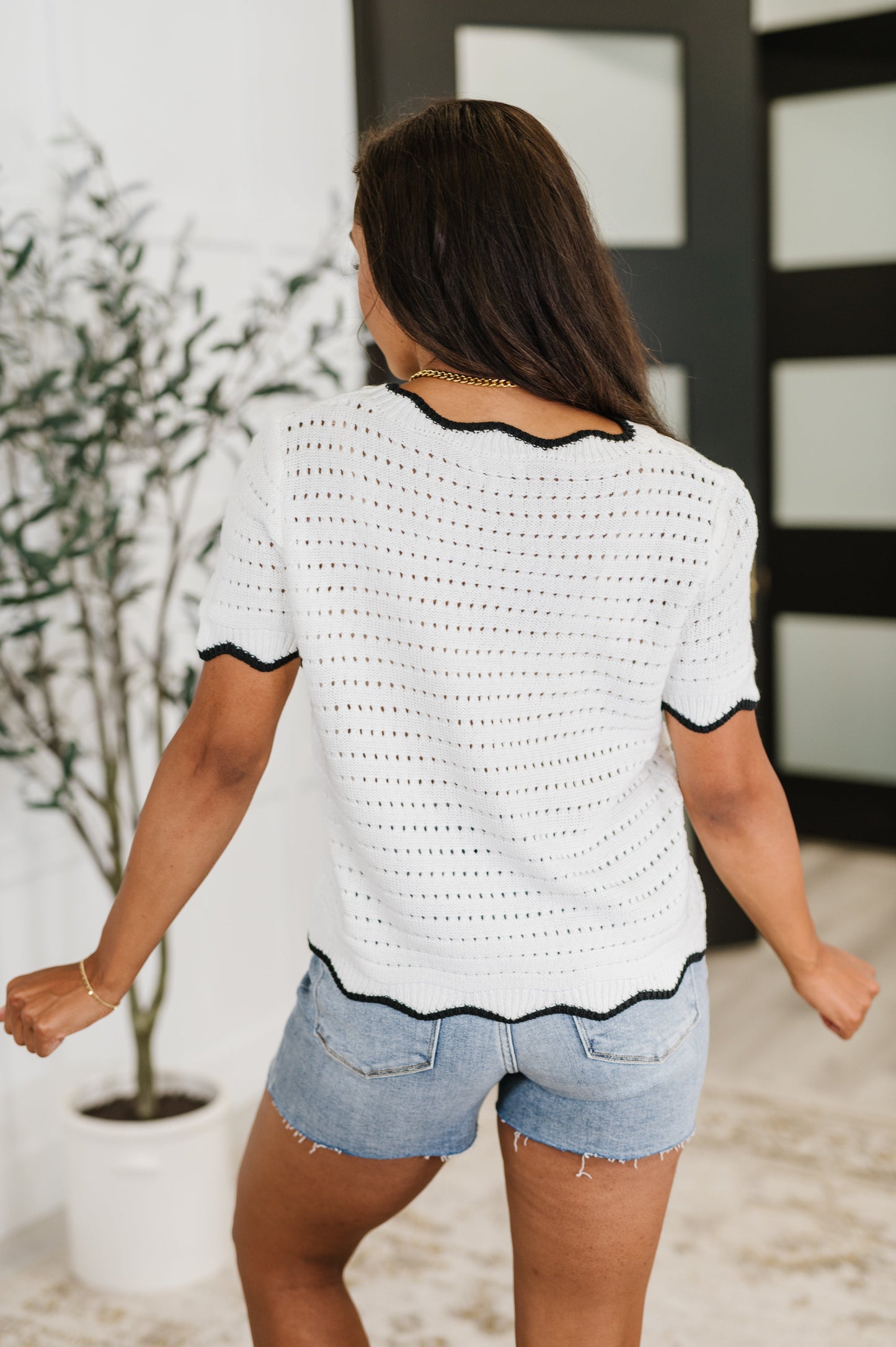Knit Top in White
Eyelet Knit
Wavy, Contrast Round Neckline
Wavy, Contrast Sleeve Cuff
Wavy, Contrasted Hemline
90% Acrylic, 10% Cotton
True to Size