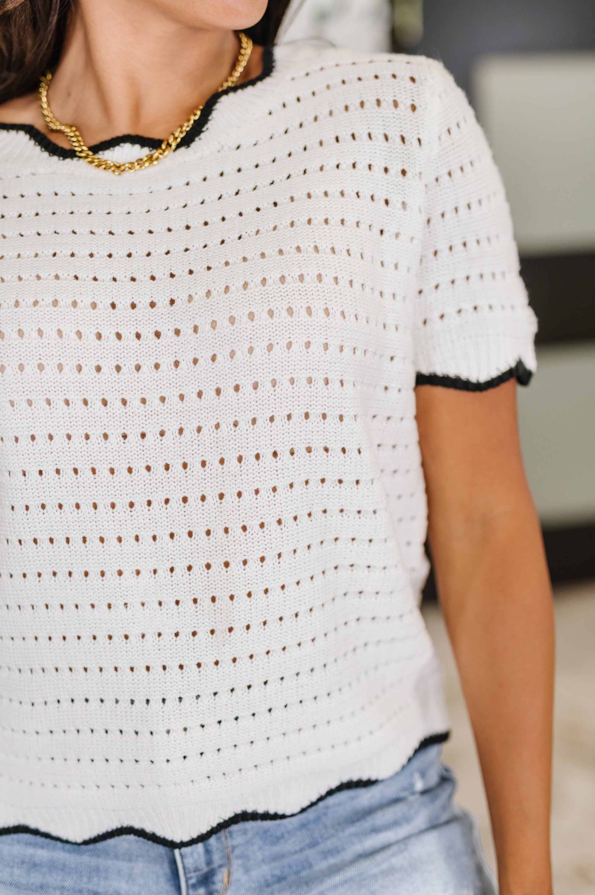 Knit Top in White
Eyelet Knit
Wavy, Contrast Round Neckline
Wavy, Contrast Sleeve Cuff
Wavy, Contrasted Hemline
90% Acrylic, 10% Cotton
True to Size
