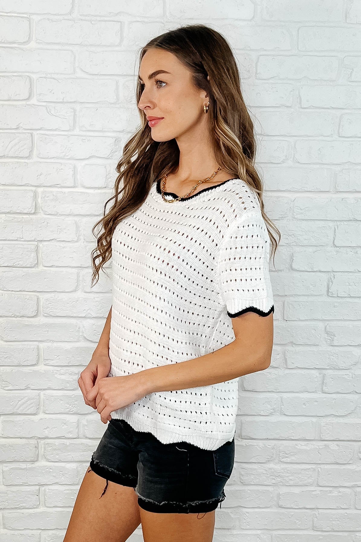 Knit Top in White
Eyelet Knit
Wavy, Contrast Round Neckline
Wavy, Contrast Sleeve Cuff
Wavy, Contrasted Hemline
90% Acrylic, 10% Cotton
True to Size