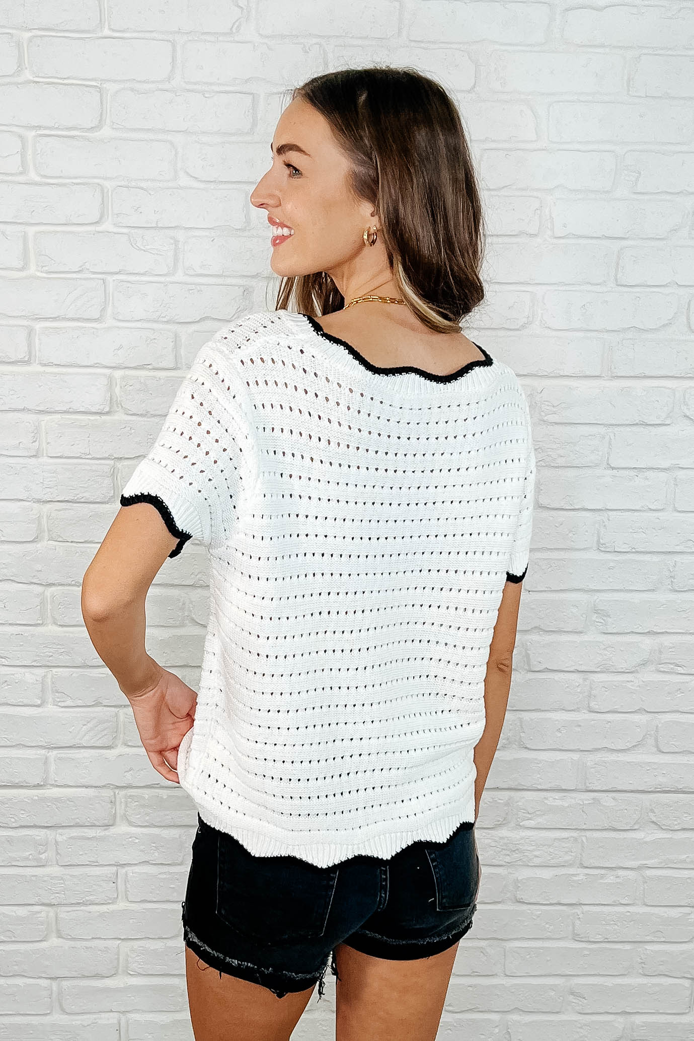 Knit Top in White
Eyelet Knit
Wavy, Contrast Round Neckline
Wavy, Contrast Sleeve Cuff
Wavy, Contrasted Hemline
90% Acrylic, 10% Cotton
True to Size