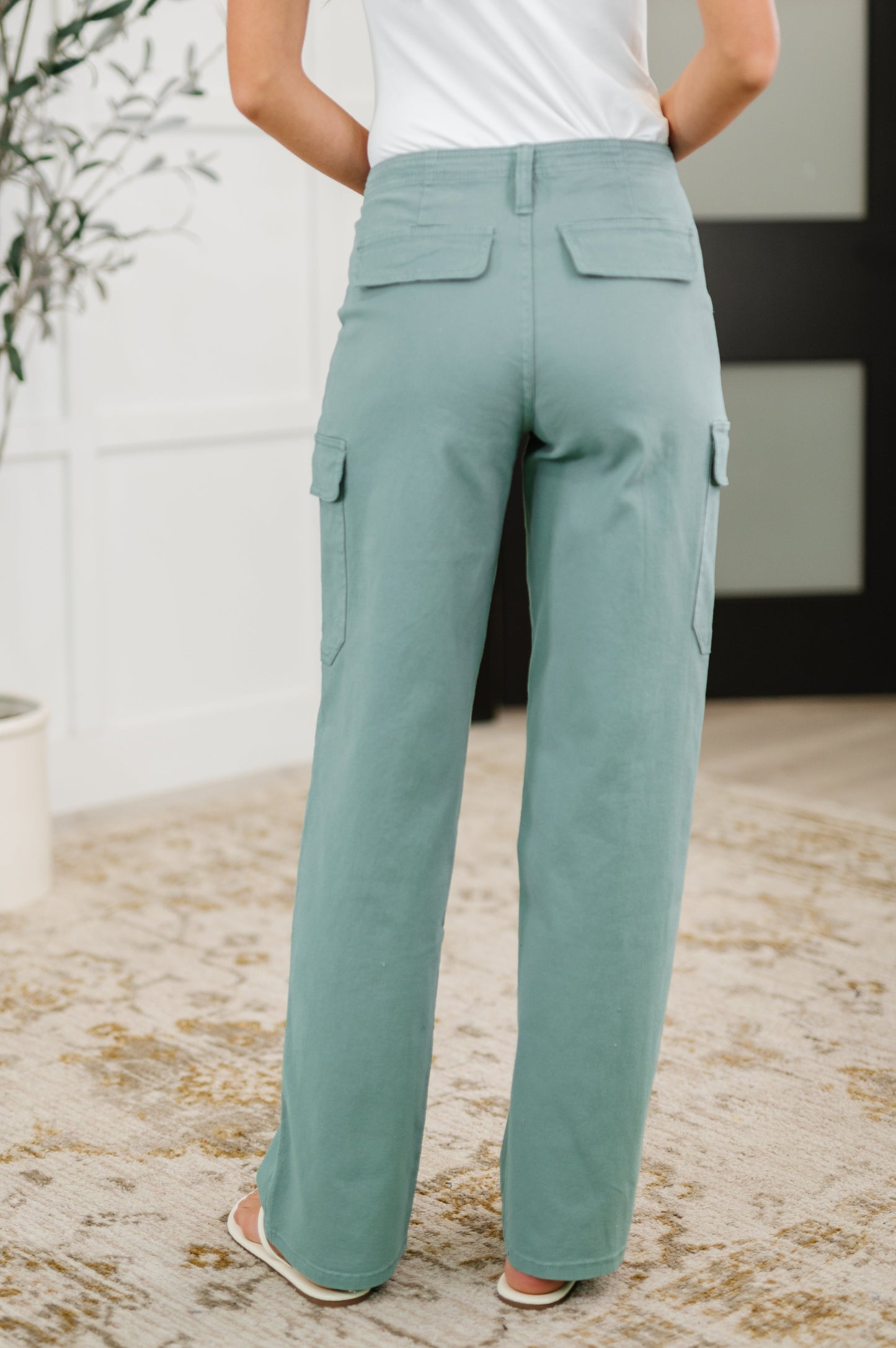 Green Lightweight Twill
Mid Rise cargo pants
Functional Belt Loops
Zip and Button Closure
Functional Patch Pockets
Faux Back Pockets
Straight Leg
98% Cotton, 2% Spandex
True to Size