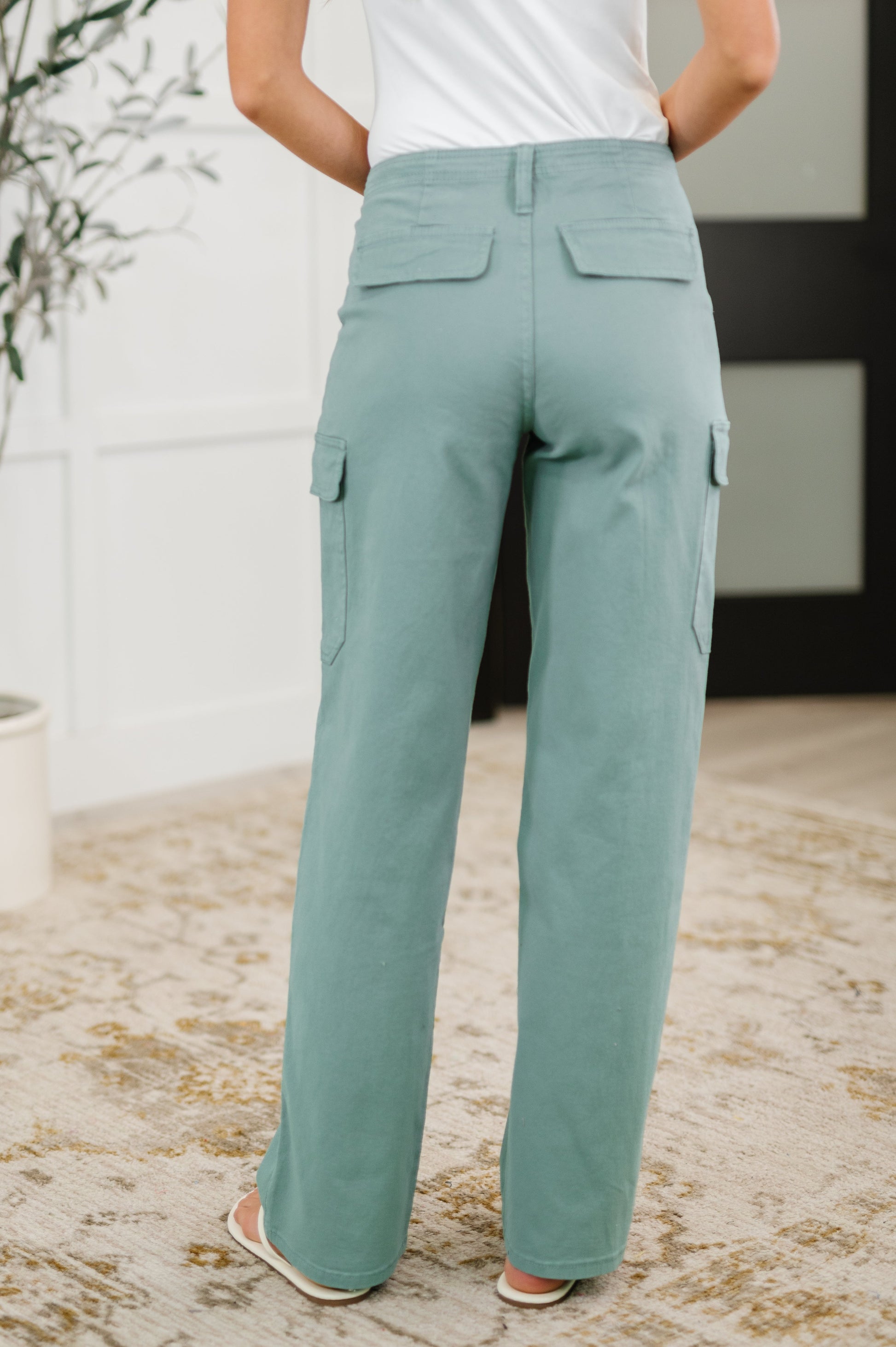 Green Lightweight Twill
Mid Rise cargo pants
Functional Belt Loops
Zip and Button Closure
Functional Patch Pockets
Faux Back Pockets
Straight Leg
98% Cotton, 2% Spandex
True to Size