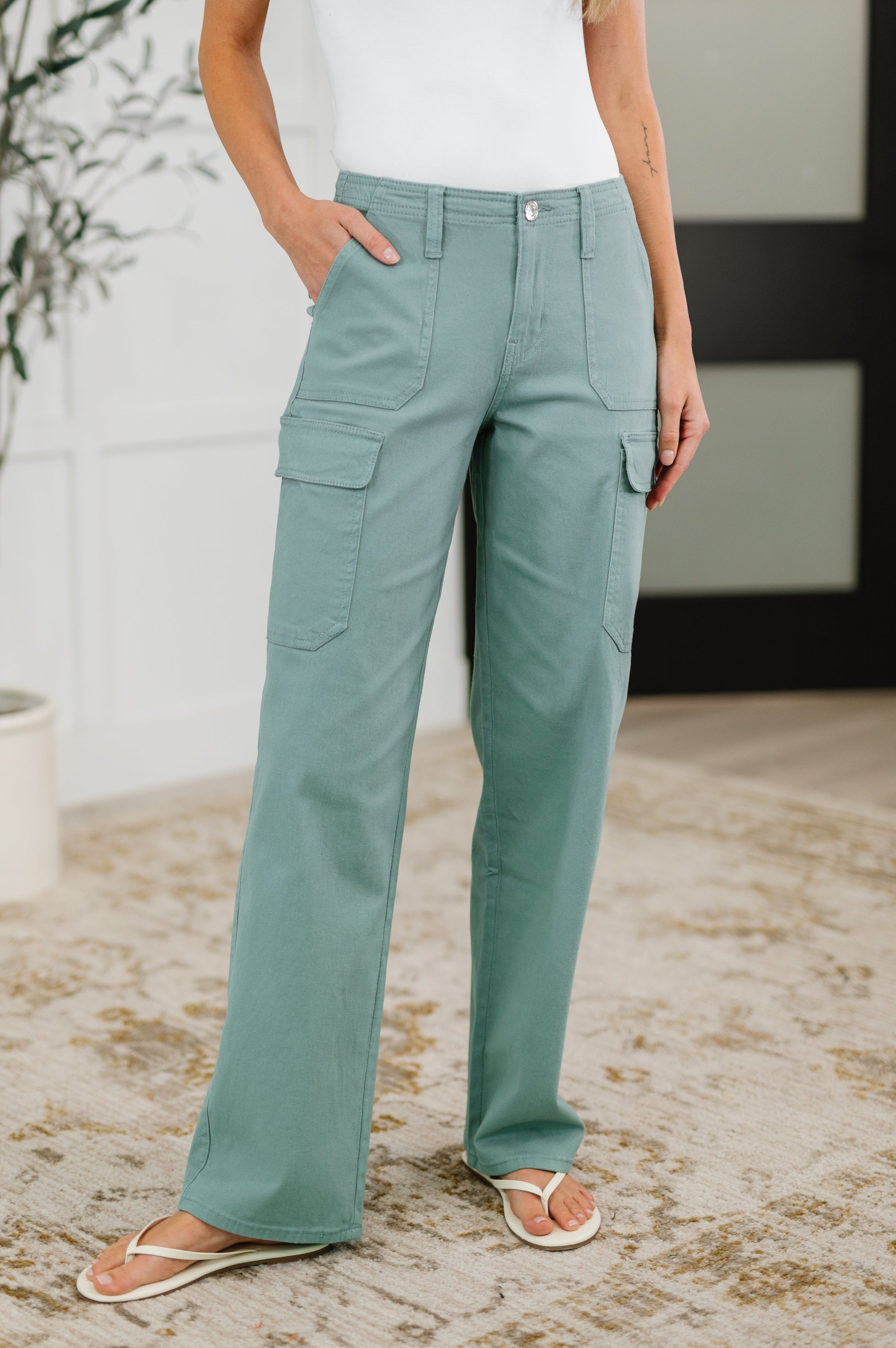Green Lightweight Twill
Mid Rise cargo pants
Functional Belt Loops
Zip and Button Closure
Functional Patch Pockets
Faux Back Pockets
Straight Leg
98% Cotton, 2% Spandex
True to Size