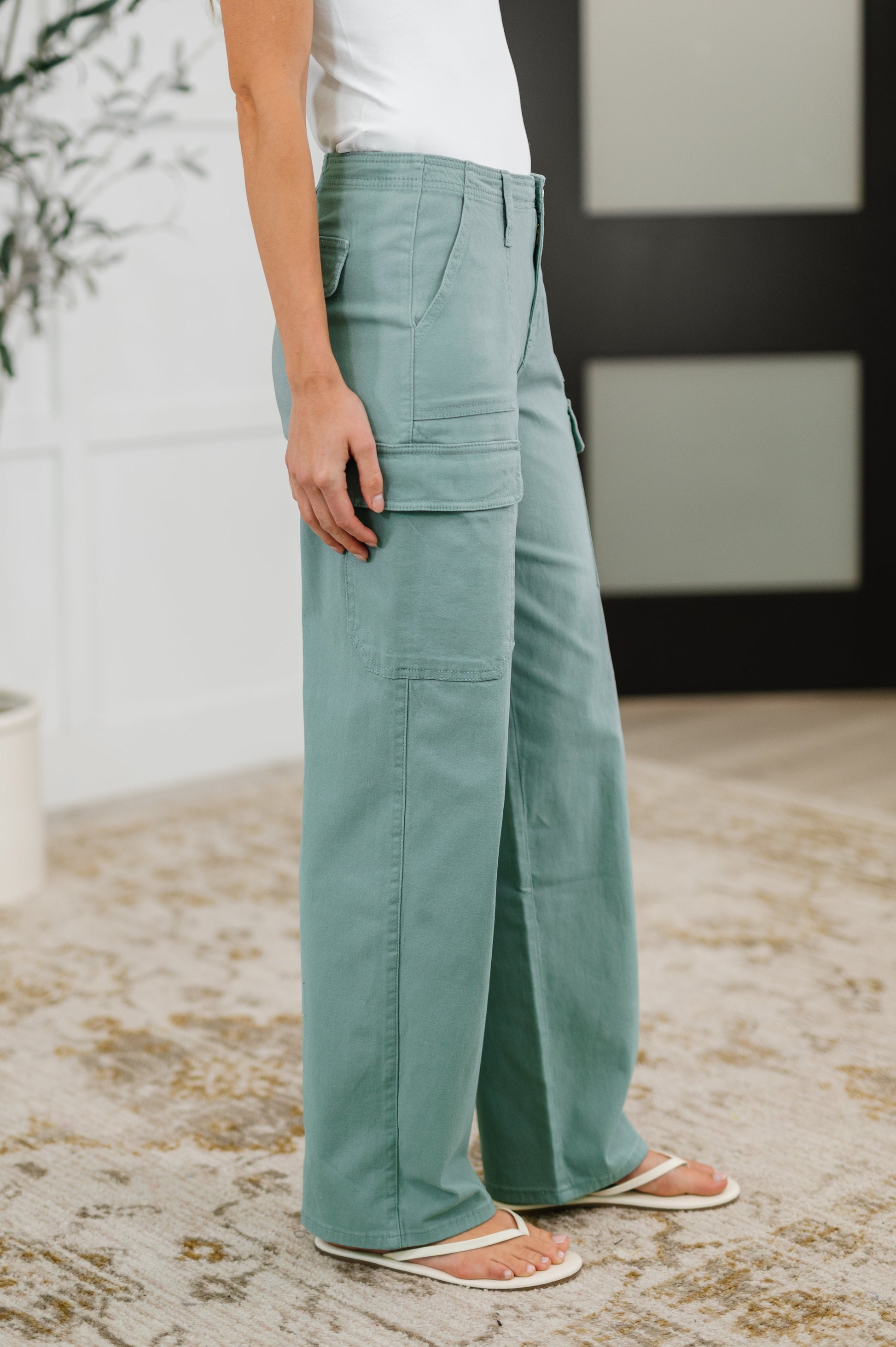 Green Lightweight Twill
Mid Rise cargo pants
Functional Belt Loops
Zip and Button Closure
Functional Patch Pockets
Faux Back Pockets
Straight Leg
98% Cotton, 2% Spandex
True to Size