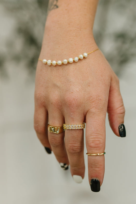 18K Gold Plated Stainless Steel bracelet
6 1/2” Chain with 2” Extender
Lobster Clasp
Pearl Beads