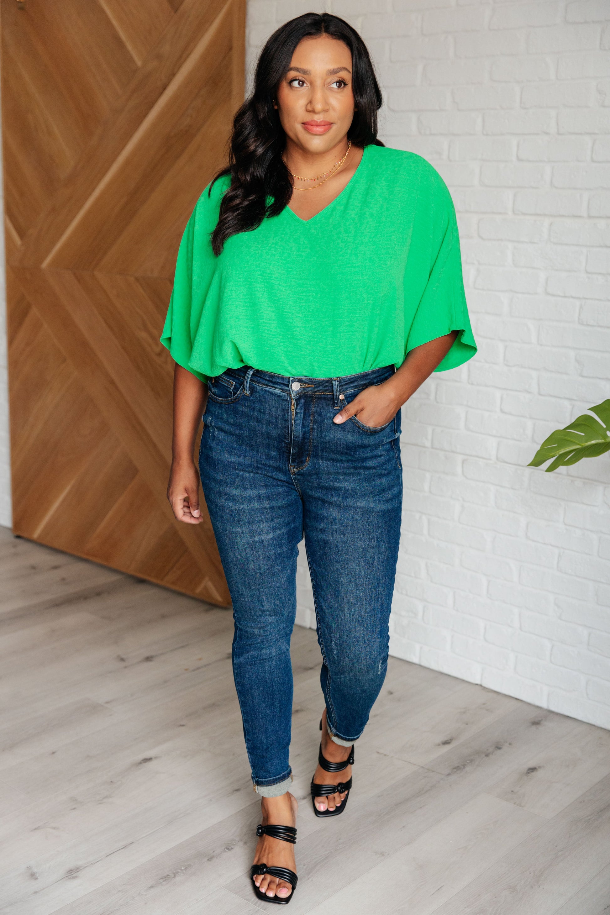 Kelly Green Crinkle Woven Top
V-Neck
Oversized
Dolman Sleeve
Scooped Hem
100% Polyester
True to Size top in Green
