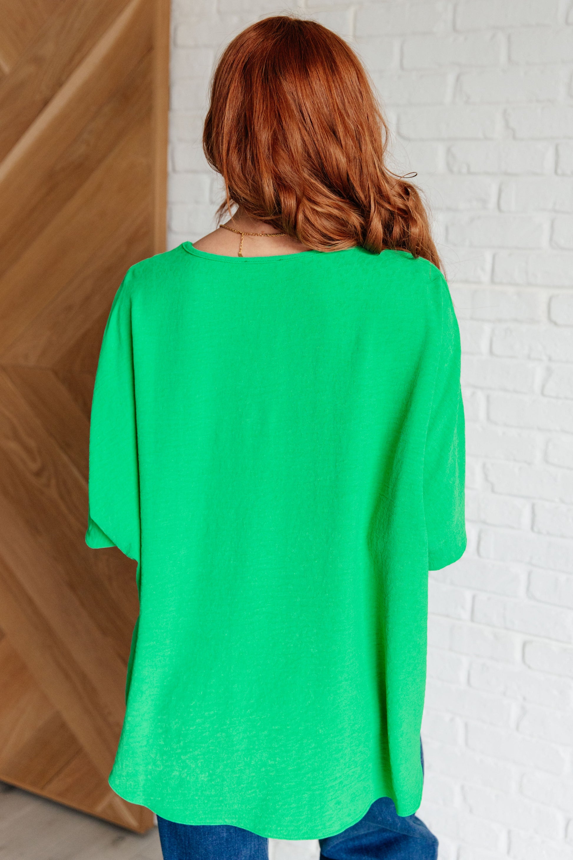Kelly Green Crinkle Woven Top
V-Neck
Oversized
Dolman Sleeve
Scooped Hem
100% Polyester
True to Size top in Green