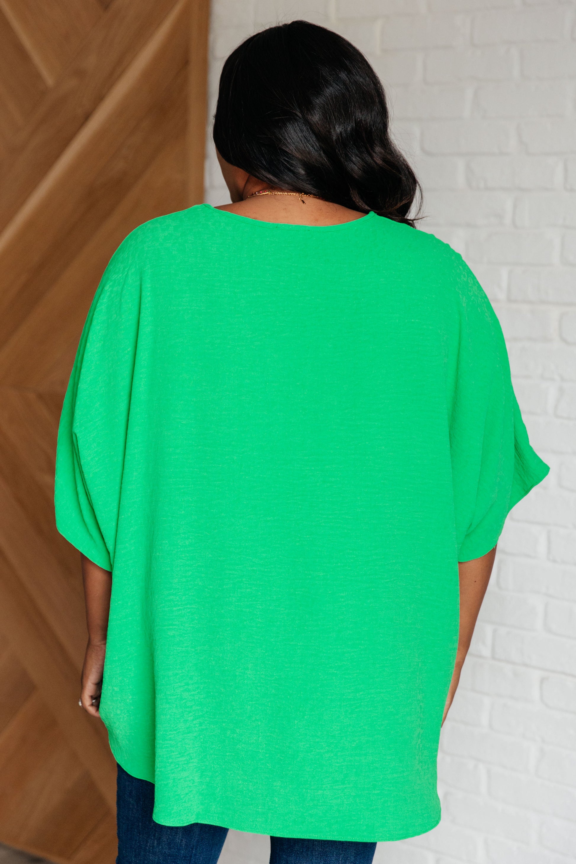 Kelly Green Crinkle Woven Top
V-Neck
Oversized
Dolman Sleeve
Scooped Hem
100% Polyester
True to Size top in Green