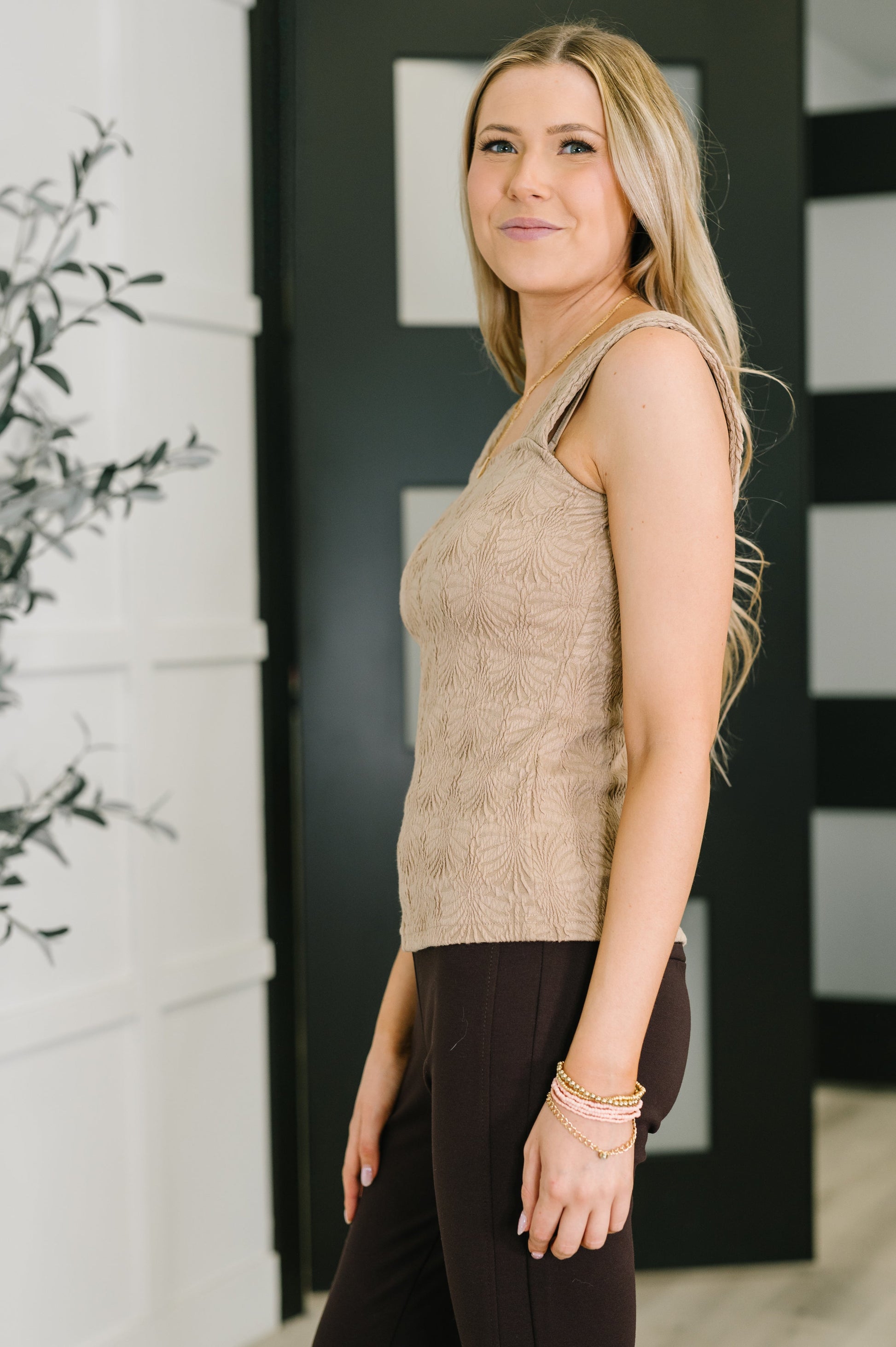 Beige Jaquard Knit tank
High Stretch
Textured
Thick Straps
Square Neck
65% Polyester, 30% Viscose, 5% Elastane
True to Size
