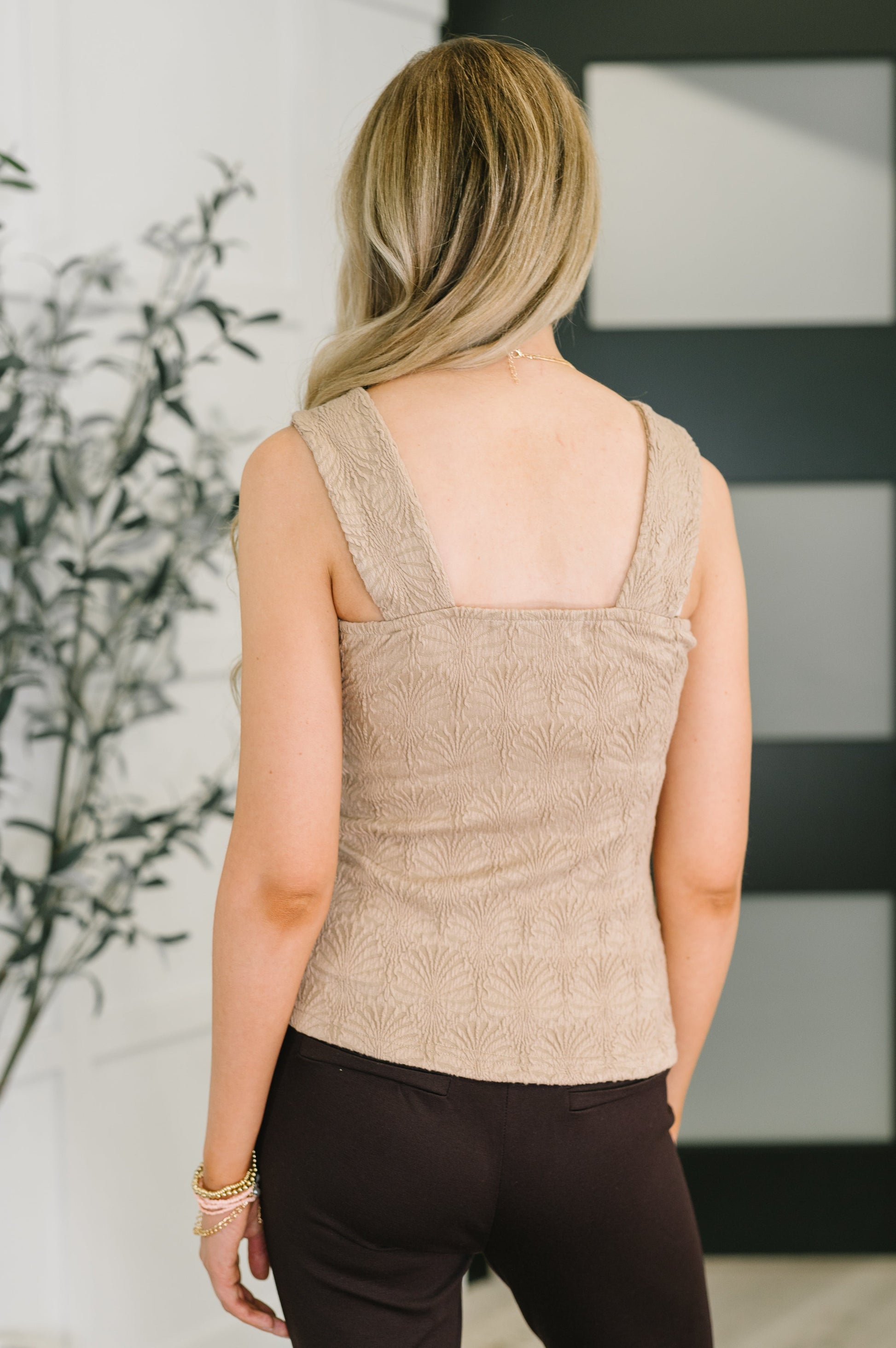 Beige Jaquard Knit tank
High Stretch
Textured
Thick Straps
Square Neck
65% Polyester, 30% Viscose, 5% Elastane
True to Size