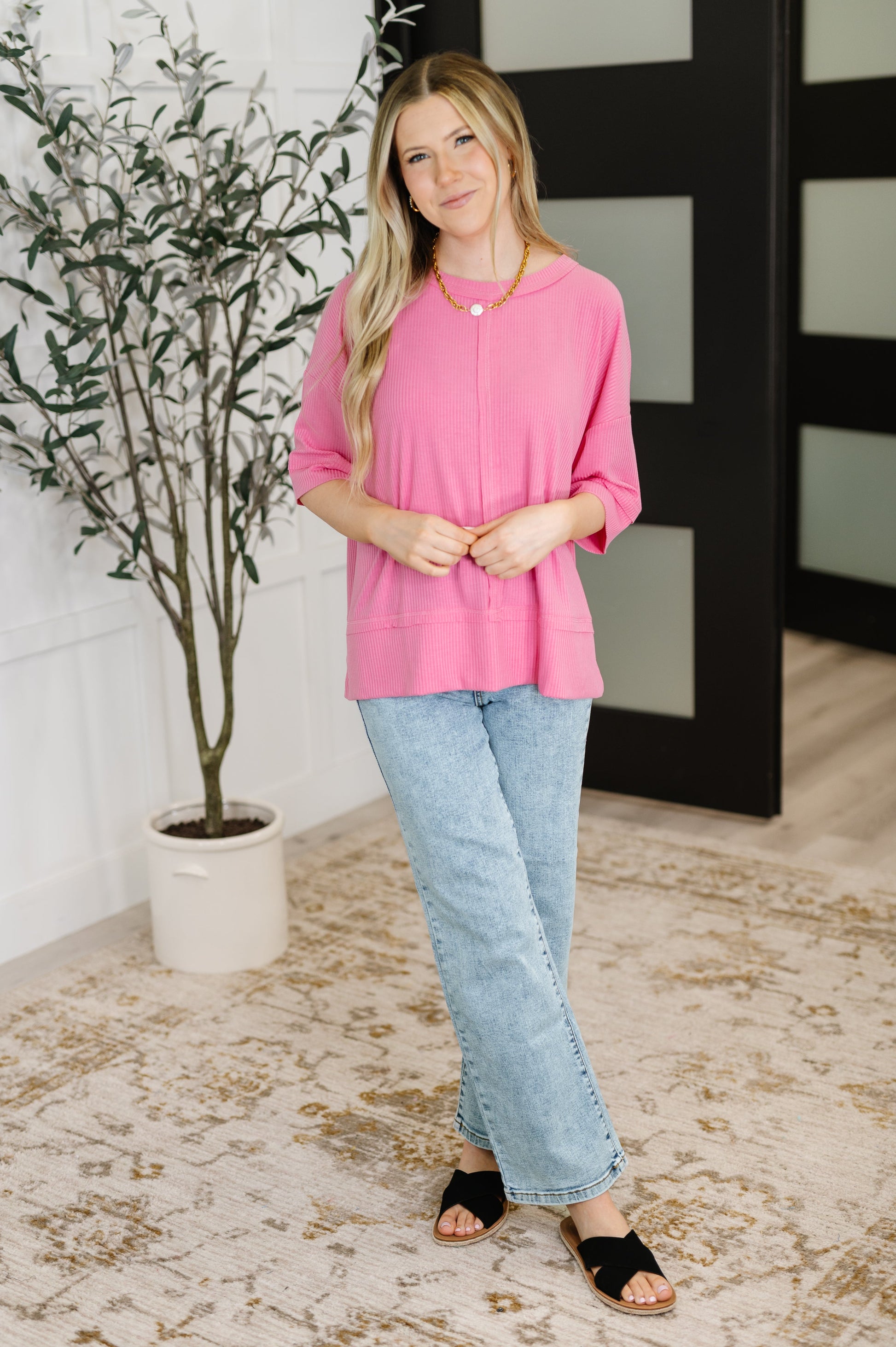 Candy Pink short sleeved Ribbed Knit Top
Banded Round Neckline
Center Front and Back Seam
Drop Shoulder
Exaggerated Banded Hem
Exposed Seam Details
67% Polyester, 28% Rayon, 5% Spandex
True to Size