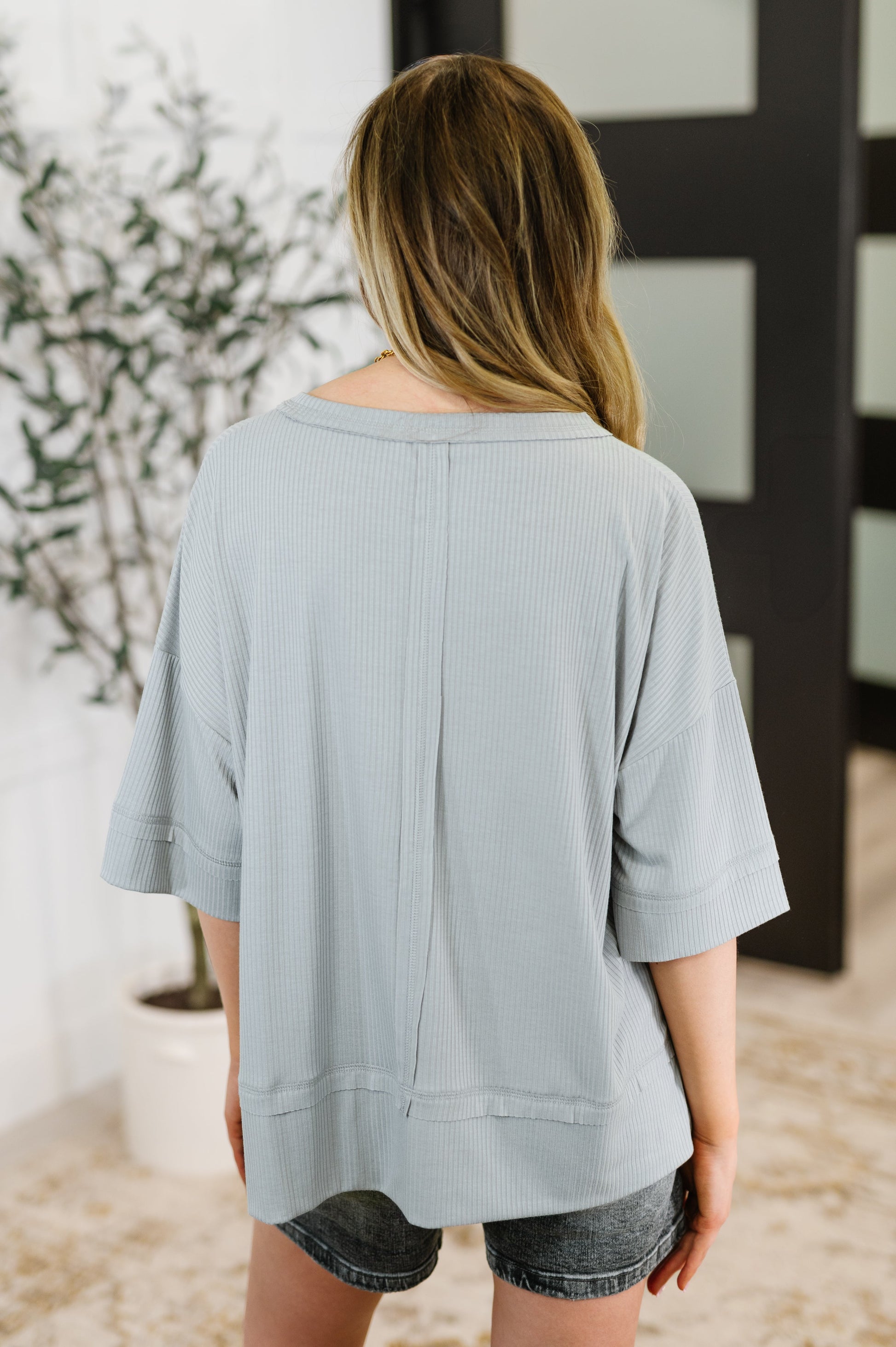 Grey short sleeved Ribbed Knit
Banded Round Neckline
Center Front and Back Seam
Drop Shoulder
Exaggerated Banded Hem
Exposed Seam Details
67% Polyester, 28% Rayon, 5% Spandex
True to Size
