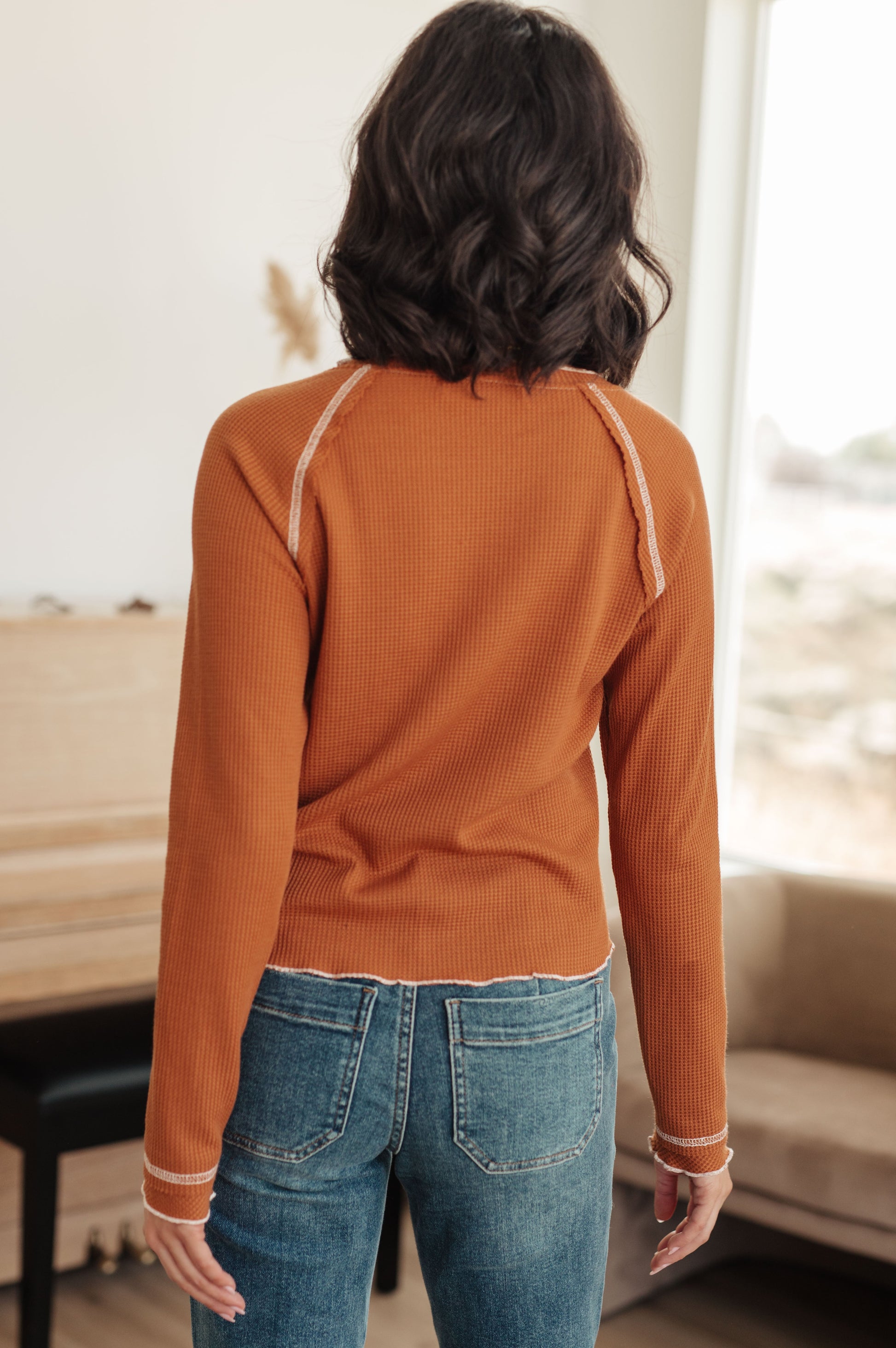 Long sleeve Lightweight Waffle Knit
Round Neckline
Exposed Seams
Contrast Stitching
Raglan Sleeve
95% Polyester, 5% Elastane
True to Size