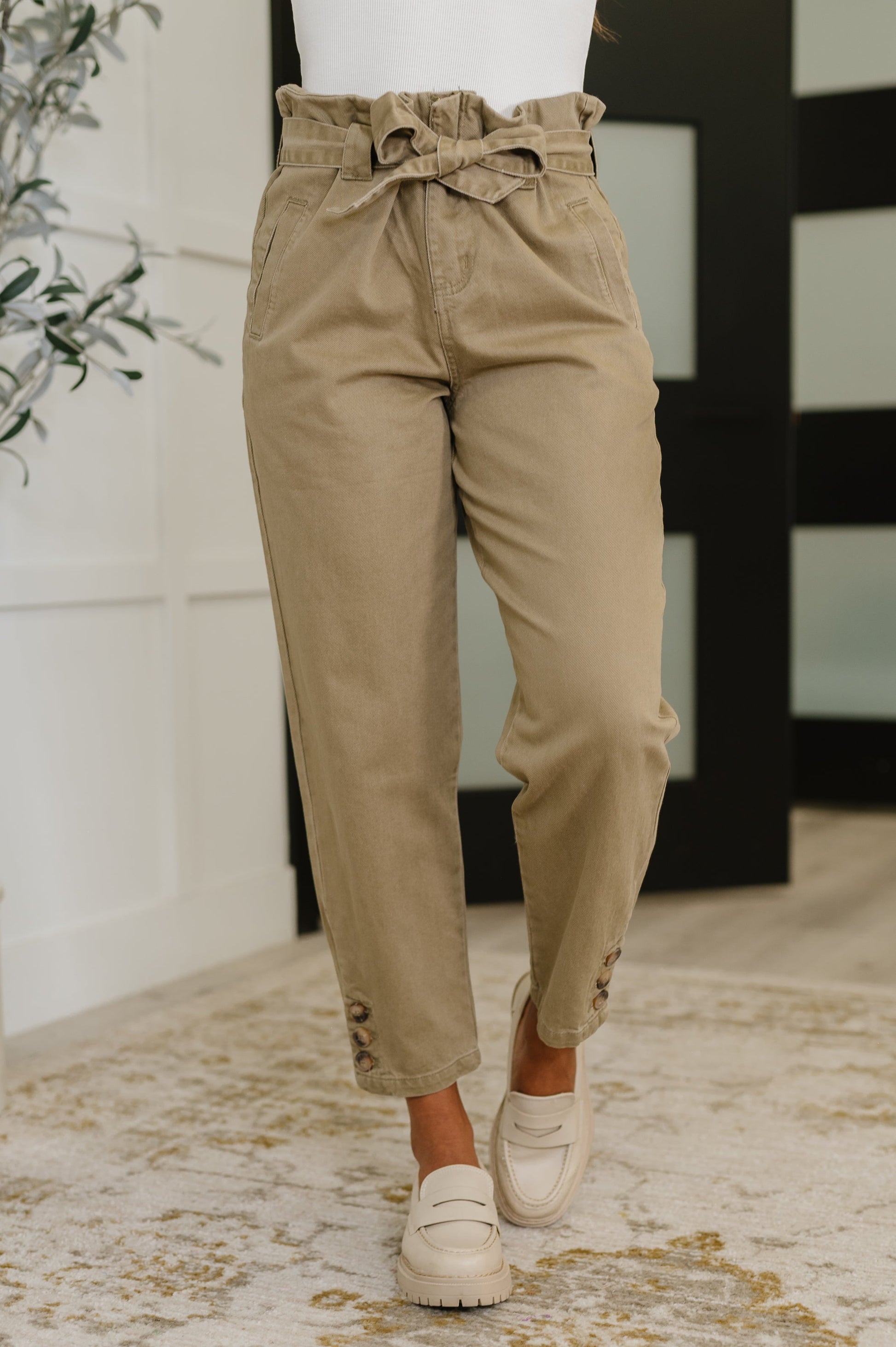 Beige Twill pants
No Stretch
High Waist Paper Back
Functional Belt Loops
Detachable Waist Tie
Functional Side Pockets
Functional Ankle Button Closures
Functional Back Patch Pockets
Zip Fly
100% Cotton
True to Size