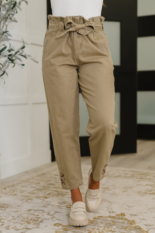 Beige Twill pants
No Stretch
High Waist Paper Back
Functional Belt Loops
Detachable Waist Tie
Functional Side Pockets
Functional Ankle Button Closures
Functional Back Patch Pockets
Zip Fly
100% Cotton
True to Size