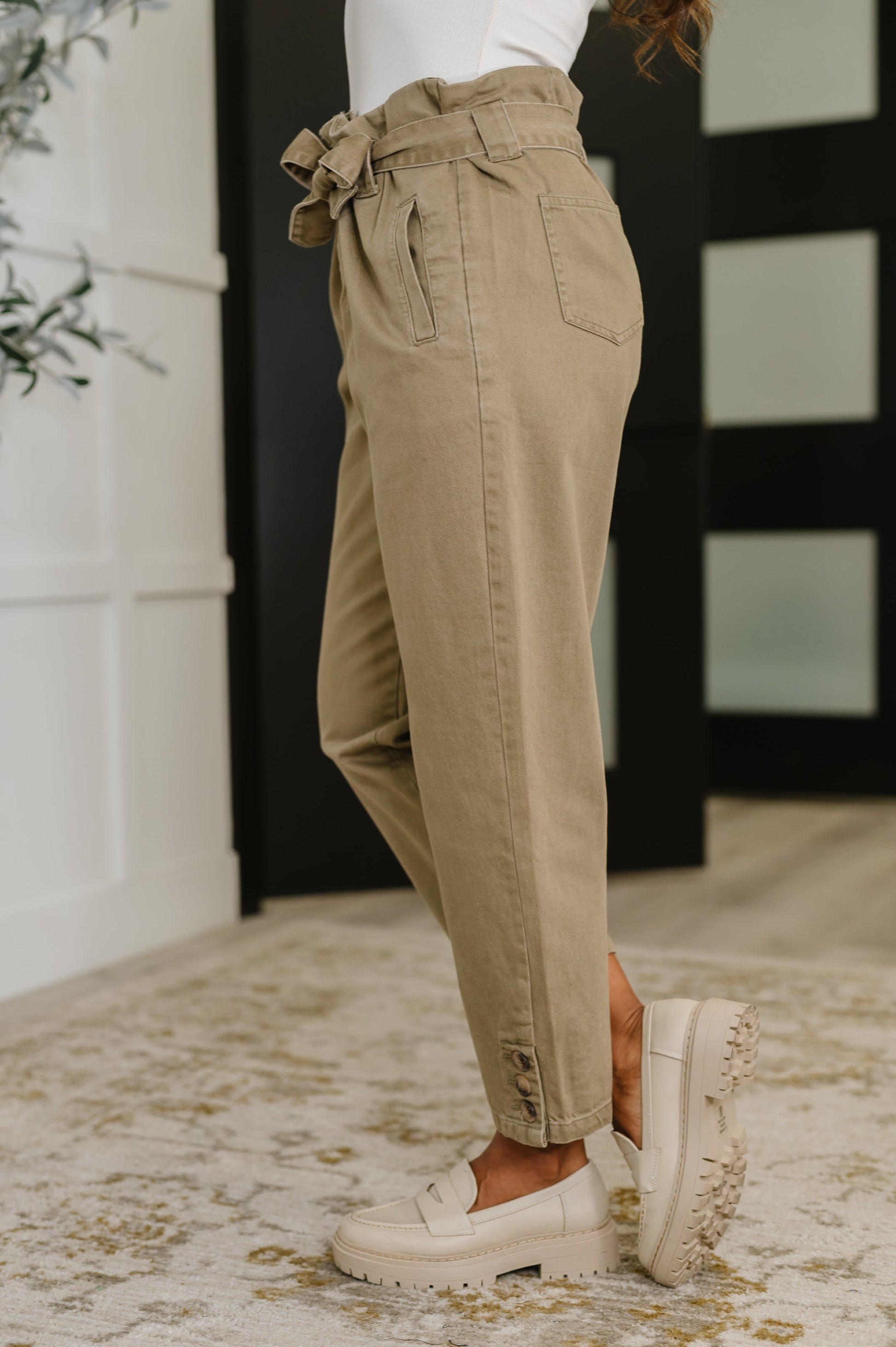 Beige Twill pants
No Stretch
High Waist Paper Back
Functional Belt Loops
Detachable Waist Tie
Functional Side Pockets
Functional Ankle Button Closures
Functional Back Patch Pockets
Zip Fly
100% Cotton
True to Size