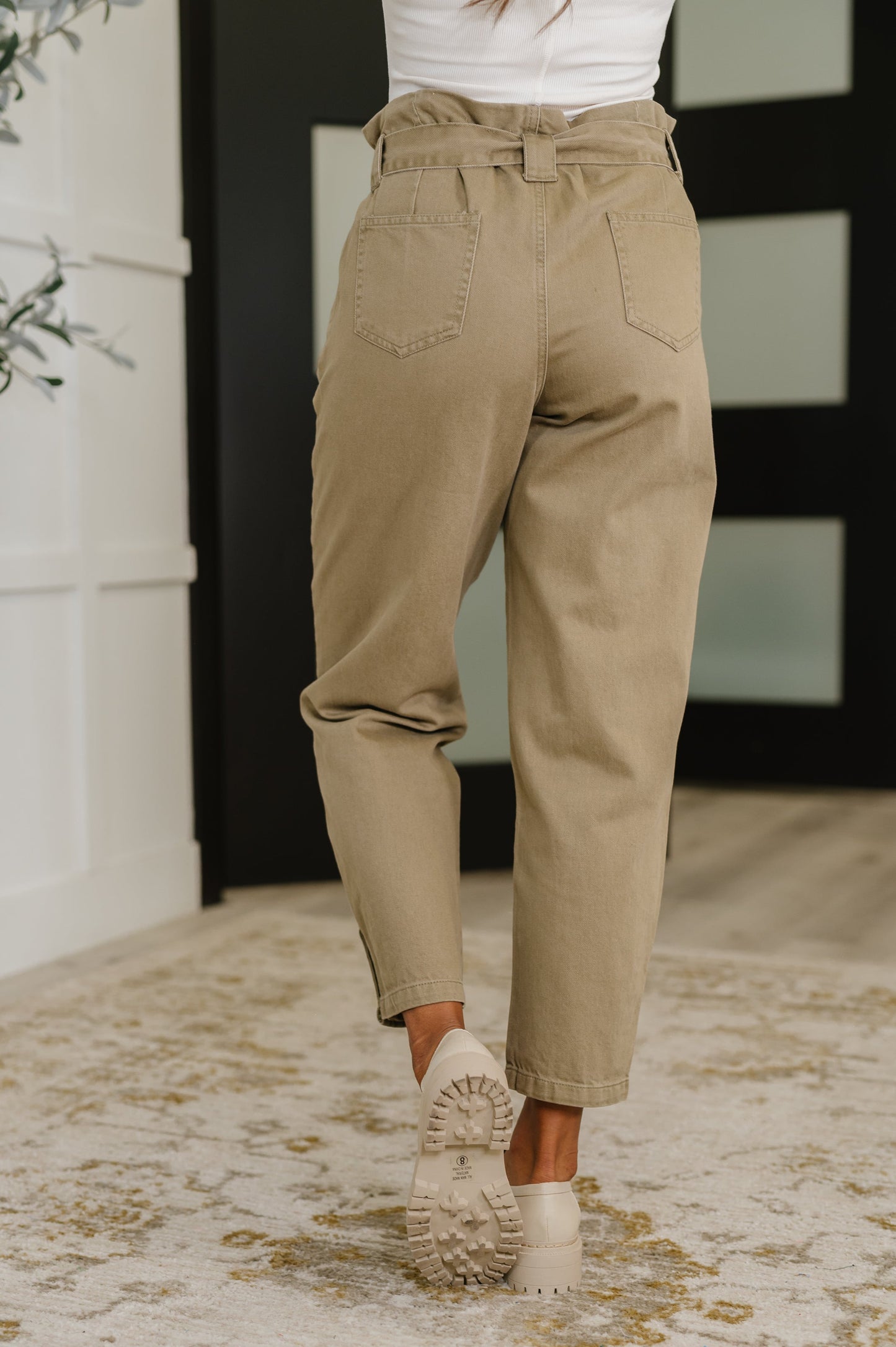 Beige Twill pants
No Stretch
High Waist Paper Back
Functional Belt Loops
Detachable Waist Tie
Functional Side Pockets
Functional Ankle Button Closures
Functional Back Patch Pockets
Zip Fly
100% Cotton
True to Size