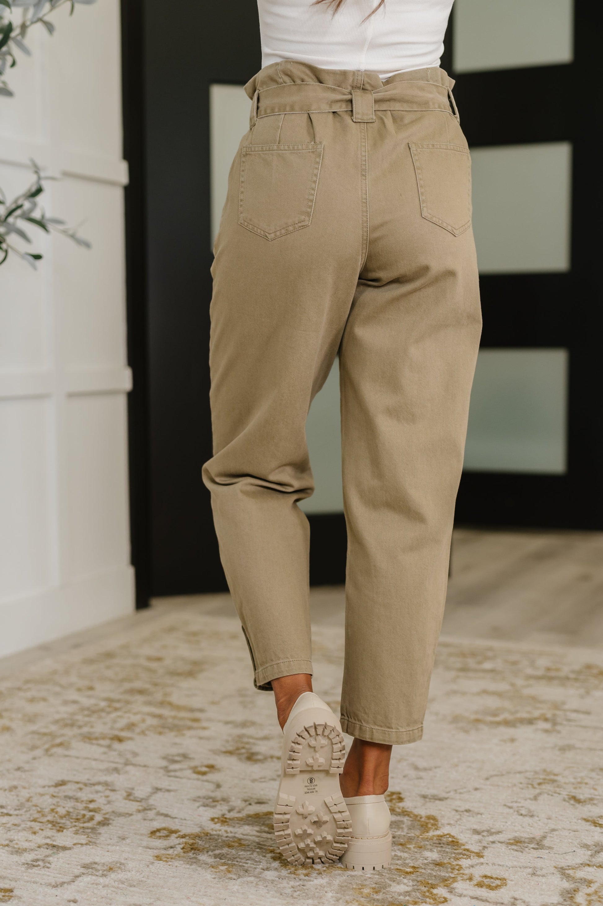 Beige Twill pants
No Stretch
High Waist Paper Back
Functional Belt Loops
Detachable Waist Tie
Functional Side Pockets
Functional Ankle Button Closures
Functional Back Patch Pockets
Zip Fly
100% Cotton
True to Size