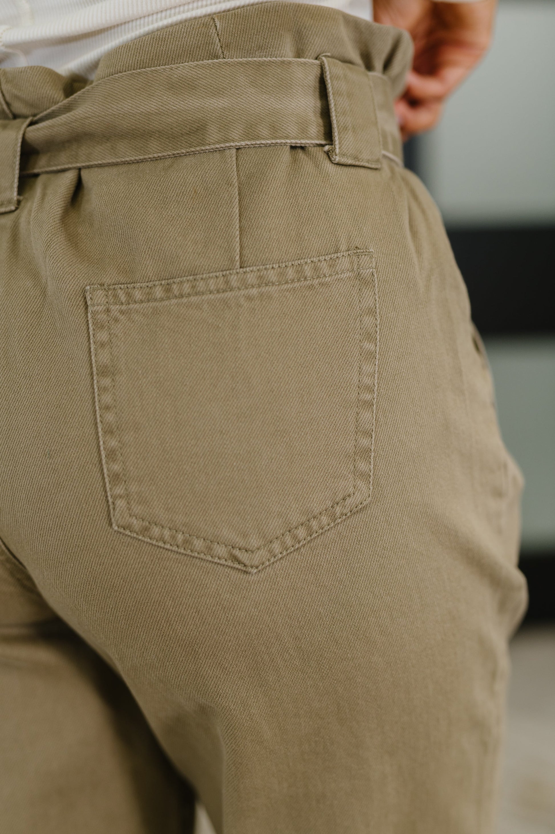 Beige Twill pants
No Stretch
High Waist Paper Back
Functional Belt Loops
Detachable Waist Tie
Functional Side Pockets
Functional Ankle Button Closures
Functional Back Patch Pockets
Zip Fly
100% Cotton
True to Size