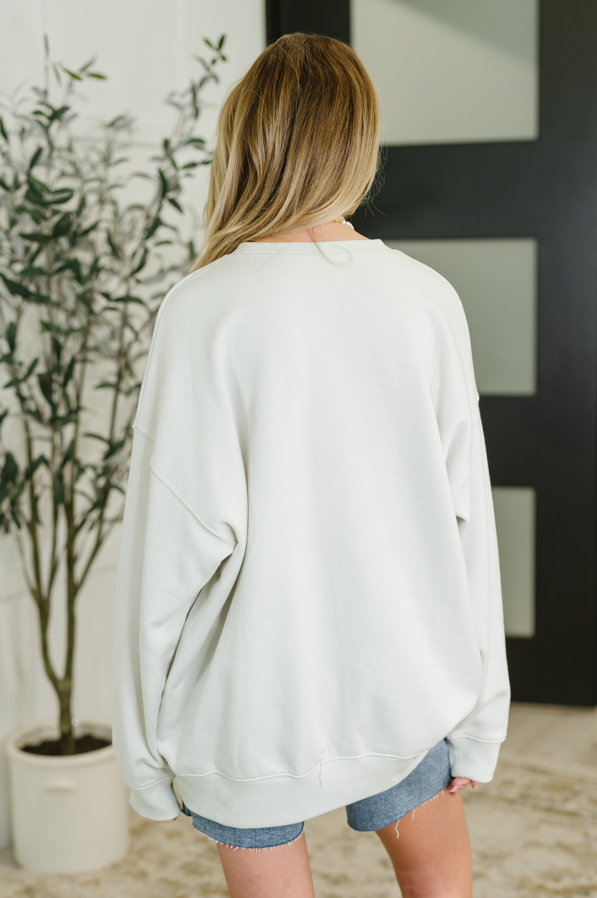 Relaxed, long sleeve Pullover in the color Bone  by Zenana
Fleece Knit
High Stretch
Banded, Ribbed Round Neckline
Drop Shoulder
Banded, Ribbed Sleeve Cuff
Banded, Ribbed Hemline
Self: 60% Cotton, 40% Polyester
True to Size