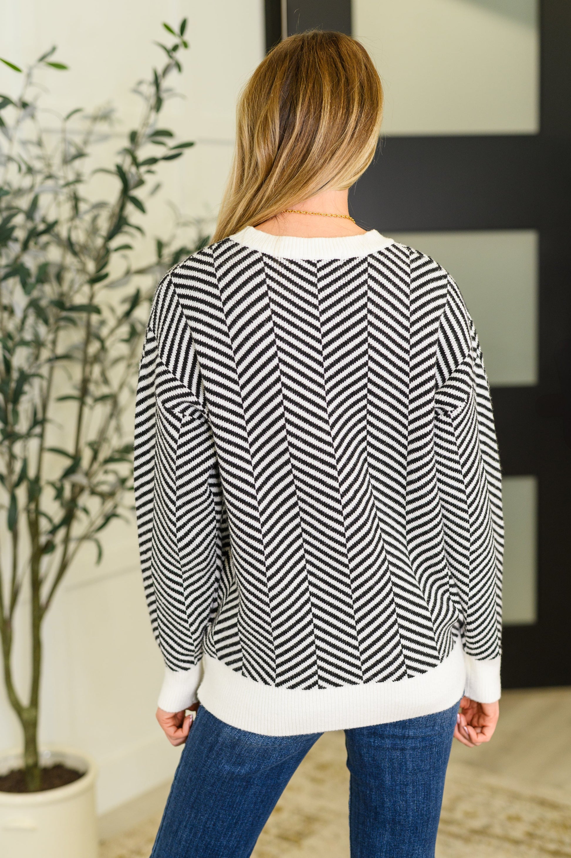 Mid-Weight Sweater Knit
Banded, Ribbed Round Neckline
Drop Shoulder
Banded, Ribbed Hemline and Sleeve Cuff
50% Viscose, 28% Polyester, 22% Polyamide
True to Size