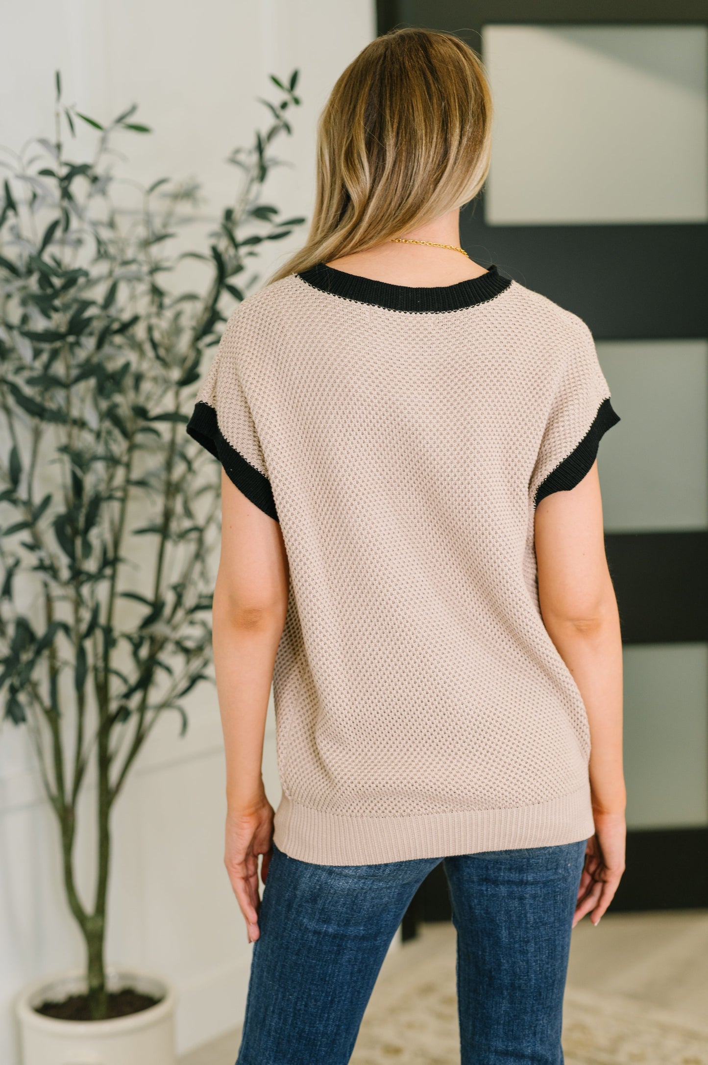 Beige contrast trim short sleeve sweater
Light-Mid Weight Sweater Knit
Stretch
Banded, Ribbed Round Neckline
Banded, Ribbed Sleeve Cuff
Ribbed Hemline
55% Acrylic, 45% Cotton
True to Size