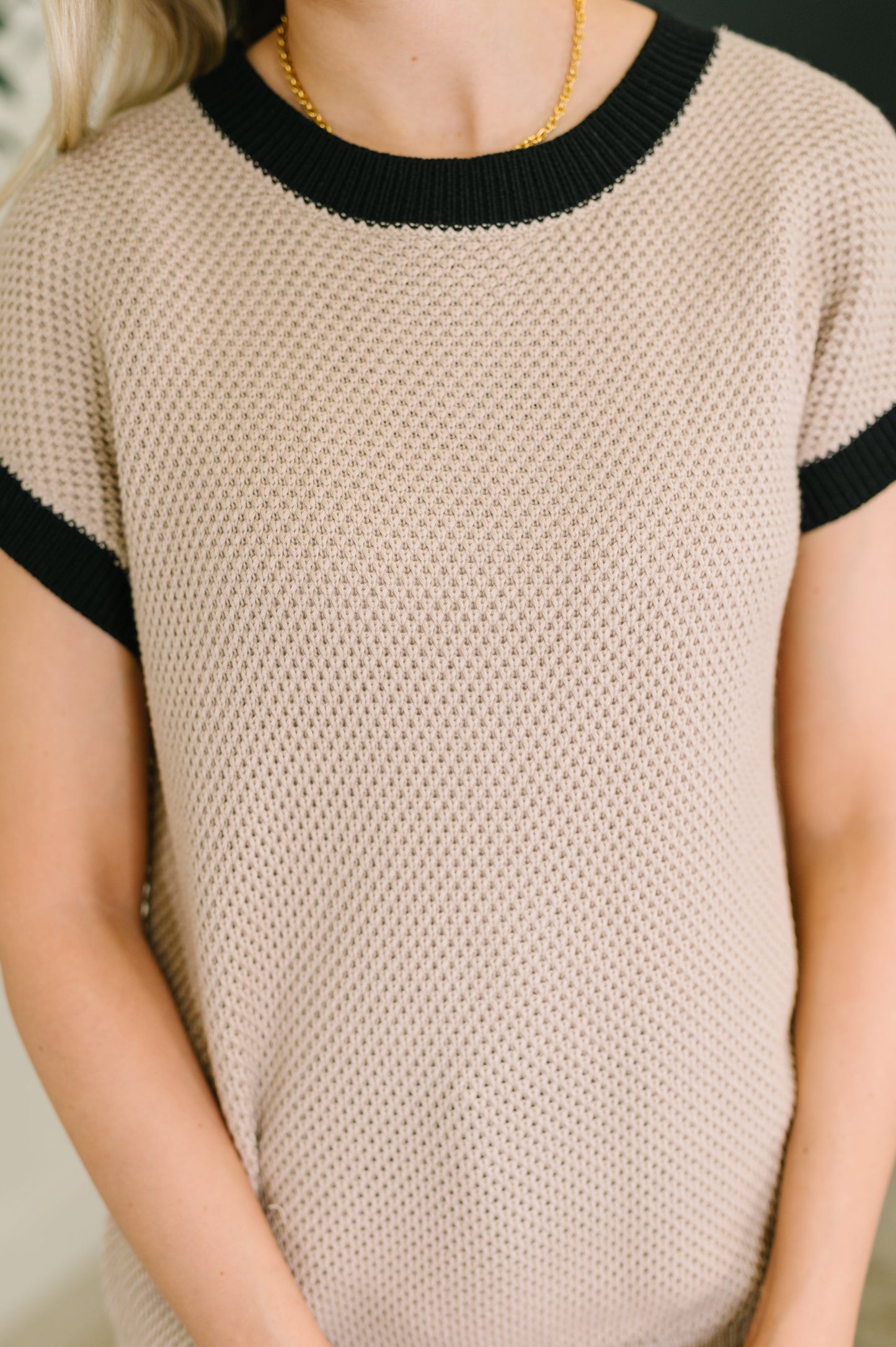 Beige contrast trim short sleeve sweater
Light-Mid Weight Sweater Knit
Stretch
Banded, Ribbed Round Neckline
Banded, Ribbed Sleeve Cuff
Ribbed Hemline
55% Acrylic, 45% Cotton
True to Size
