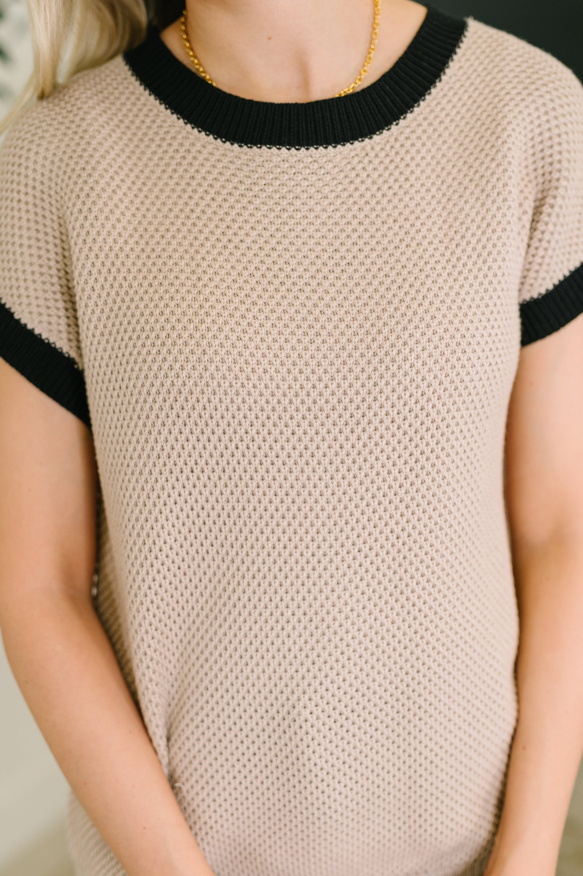 Beige contrast trim short sleeve sweater
Light-Mid Weight Sweater Knit
Stretch
Banded, Ribbed Round Neckline
Banded, Ribbed Sleeve Cuff
Ribbed Hemline
55% Acrylic, 45% Cotton
True to Size