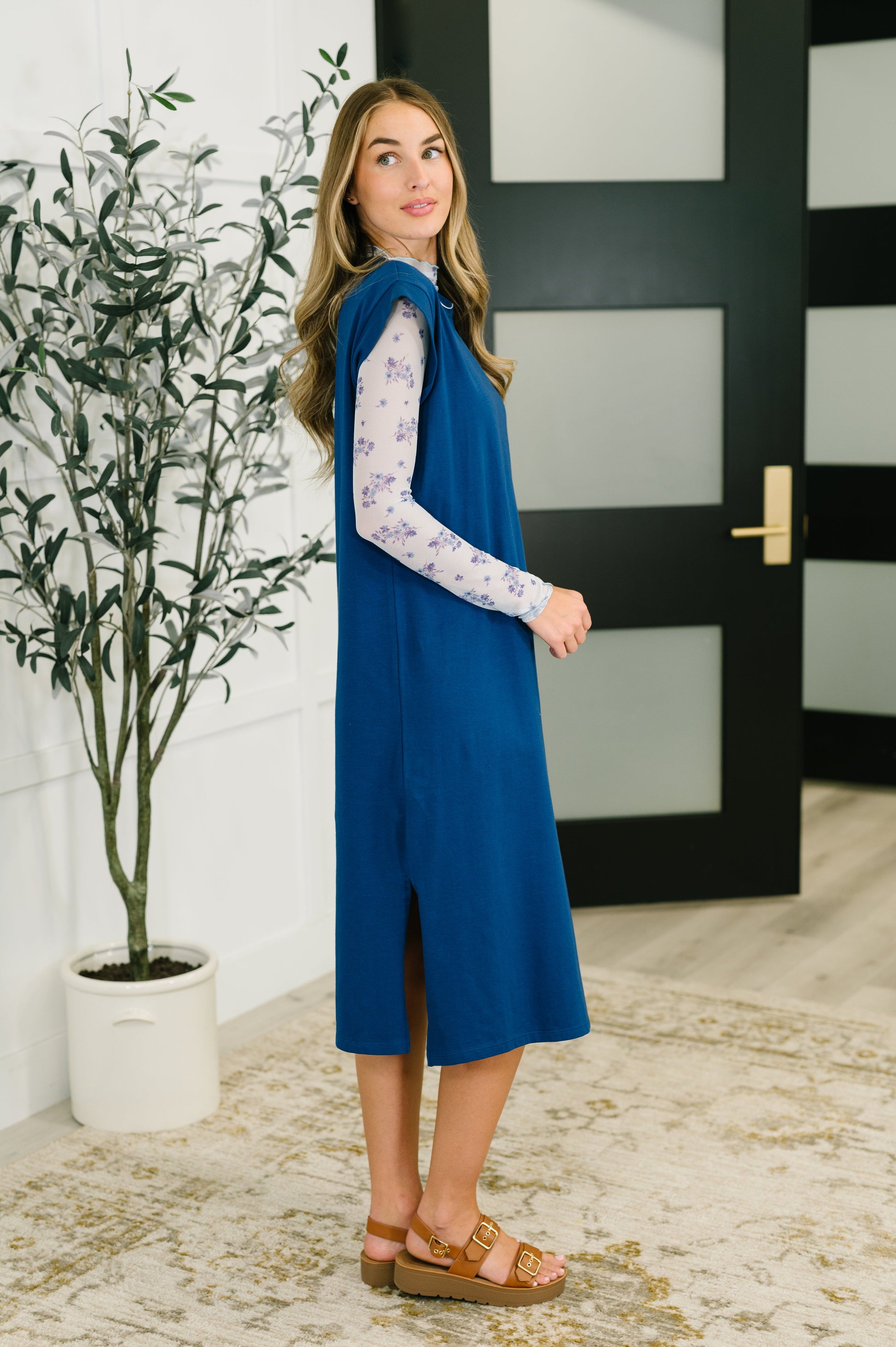 Casual cap sleeve Navy dress
Jersey Knit
High Stretch
Banded, Round Neckline
Banded Sleeve Cuff
Side Slit
95% Cotton, 5% Spandex
True to Size