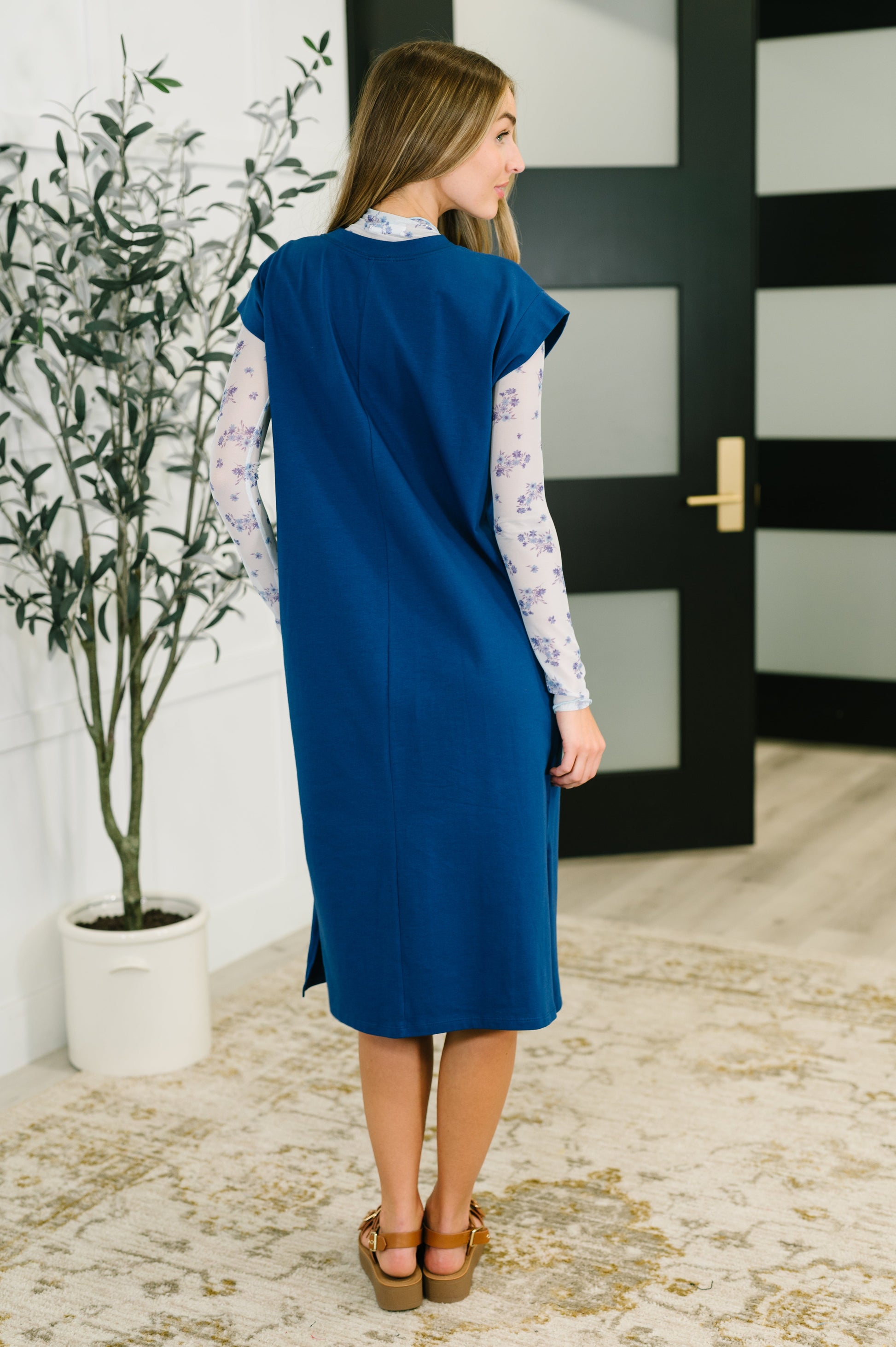 Casual cap sleeve Navy dress
Jersey Knit
High Stretch
Banded, Round Neckline
Banded Sleeve Cuff
Side Slit
95% Cotton, 5% Spandex
True to Size