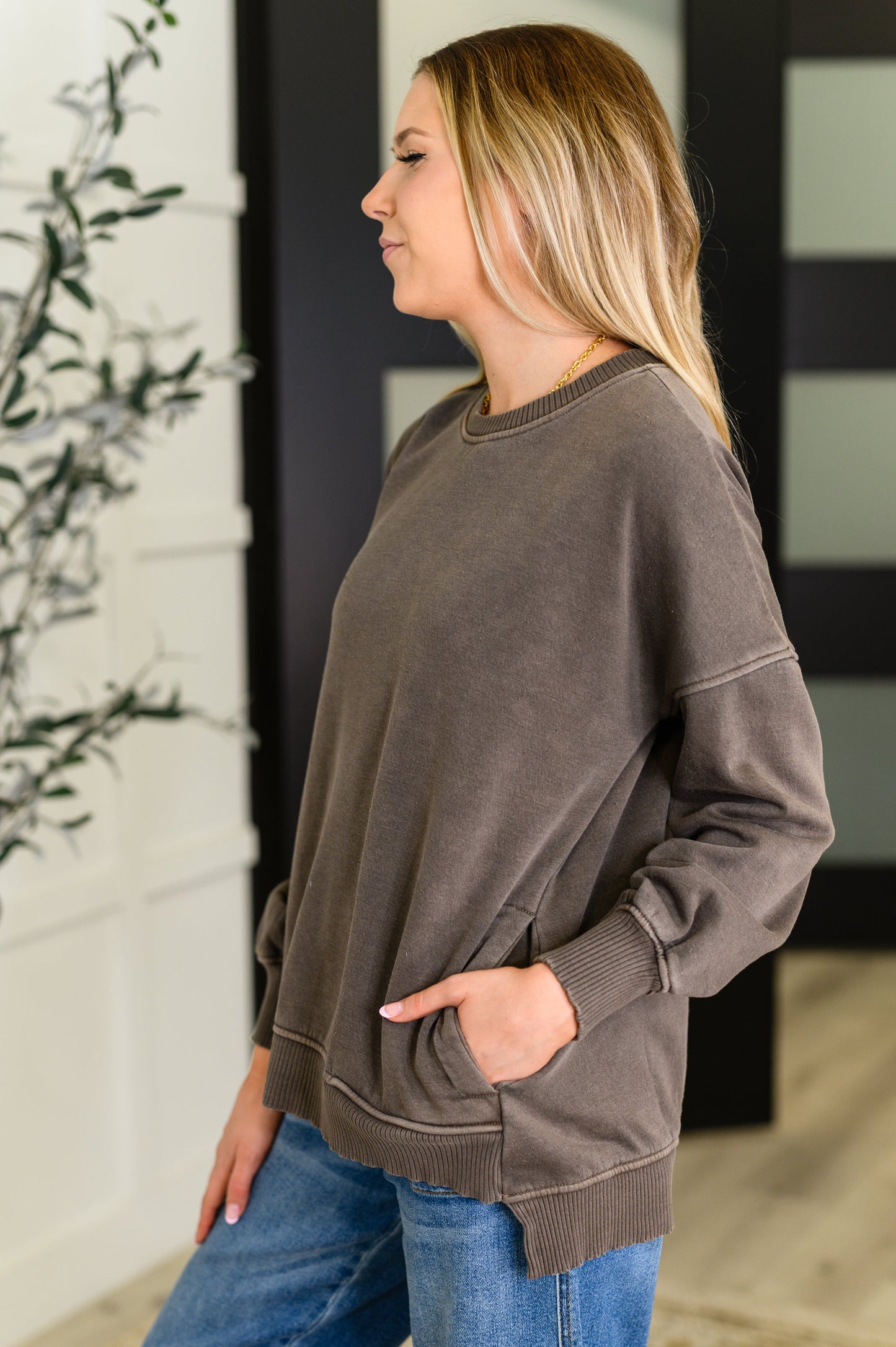 Brown stepped hem pullover by Zenana
French Terry
Banded, Ribbed Round Neckline
Drop Shoulder
Banded, Ribbed Sleeve Cuff
Functional Side Pockets
Banded, Ribbed Stepped Hemline
60% Cotton, 40% Polyester
True to Size