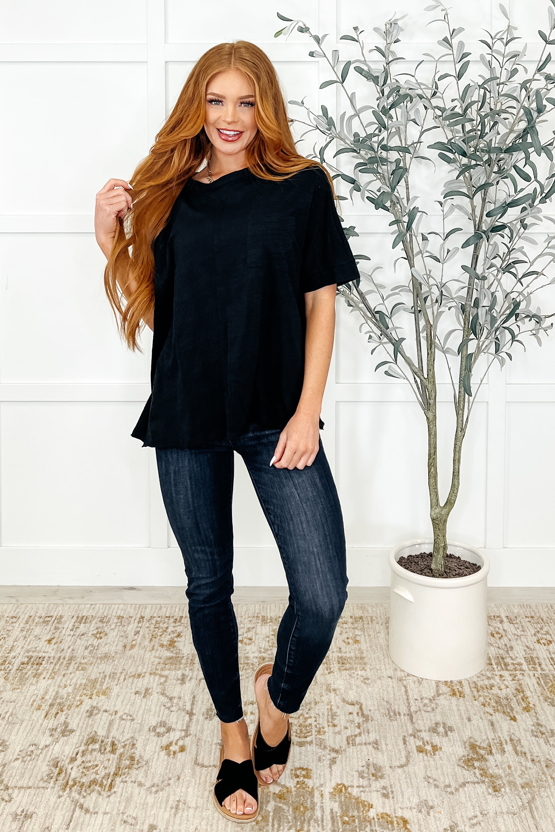 Lightweight Jersey Knit
Banded, Round Neckline
Slouchy Front Patch Pocket
Exposed Seam Details
Banded Sleeve Cuff
Center Back Seam
Oversized Fit
100% Cotton
True to Size
Black Short sleeve top by Andree by Unit 