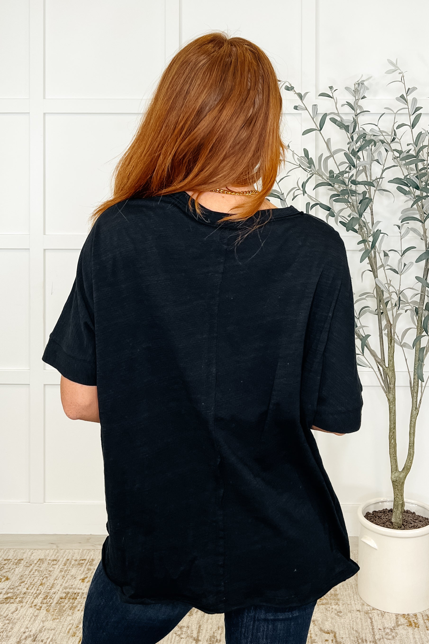 Lightweight Jersey Knit
Banded, Round Neckline
Slouchy Front Patch Pocket
Exposed Seam Details
Banded Sleeve Cuff
Center Back Seam
Oversized Fit
100% Cotton
True to Size
Black Short sleeve top by Andree by Unit 