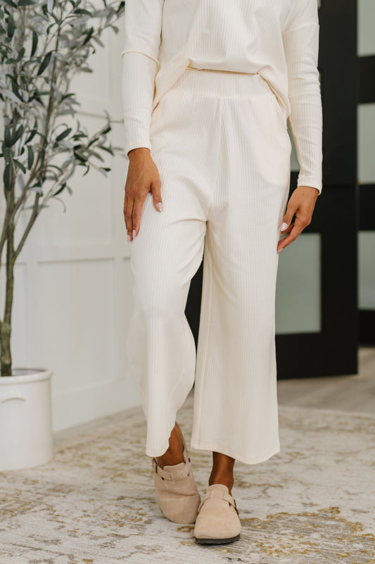 Ribbed Knit pants in Cream by Honey Mark
High Stretch
High Waisted
Cased Elastic Waitband
Functional Side Pockets
Straight Leg Silhouette
93% Cotton, 7% Spandex
True to Size