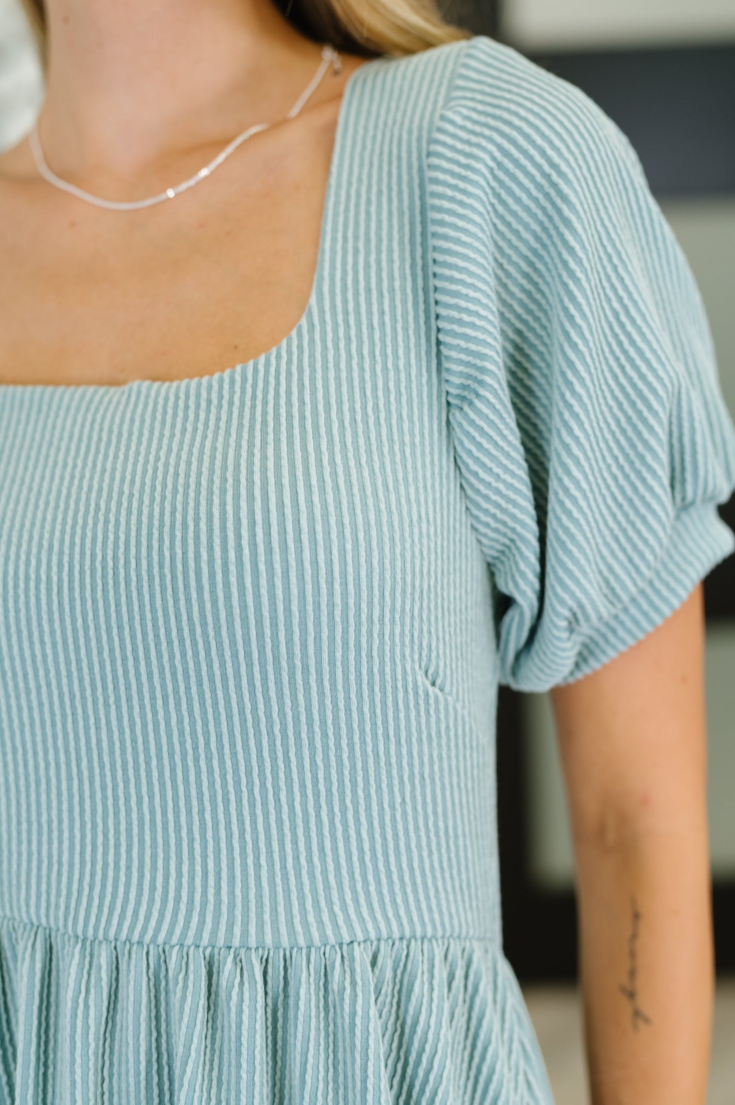 Cable Ribbed Knit short sleeve dress
High Stretch
Square Neckline
Balloon Sleeve
Banded Sleeve Cuff
Gathered Waist Seam
Functional Side Pockets
Functional Back Tie
76% Polyester, 21% Rayon, 3% Spandex
True to Size