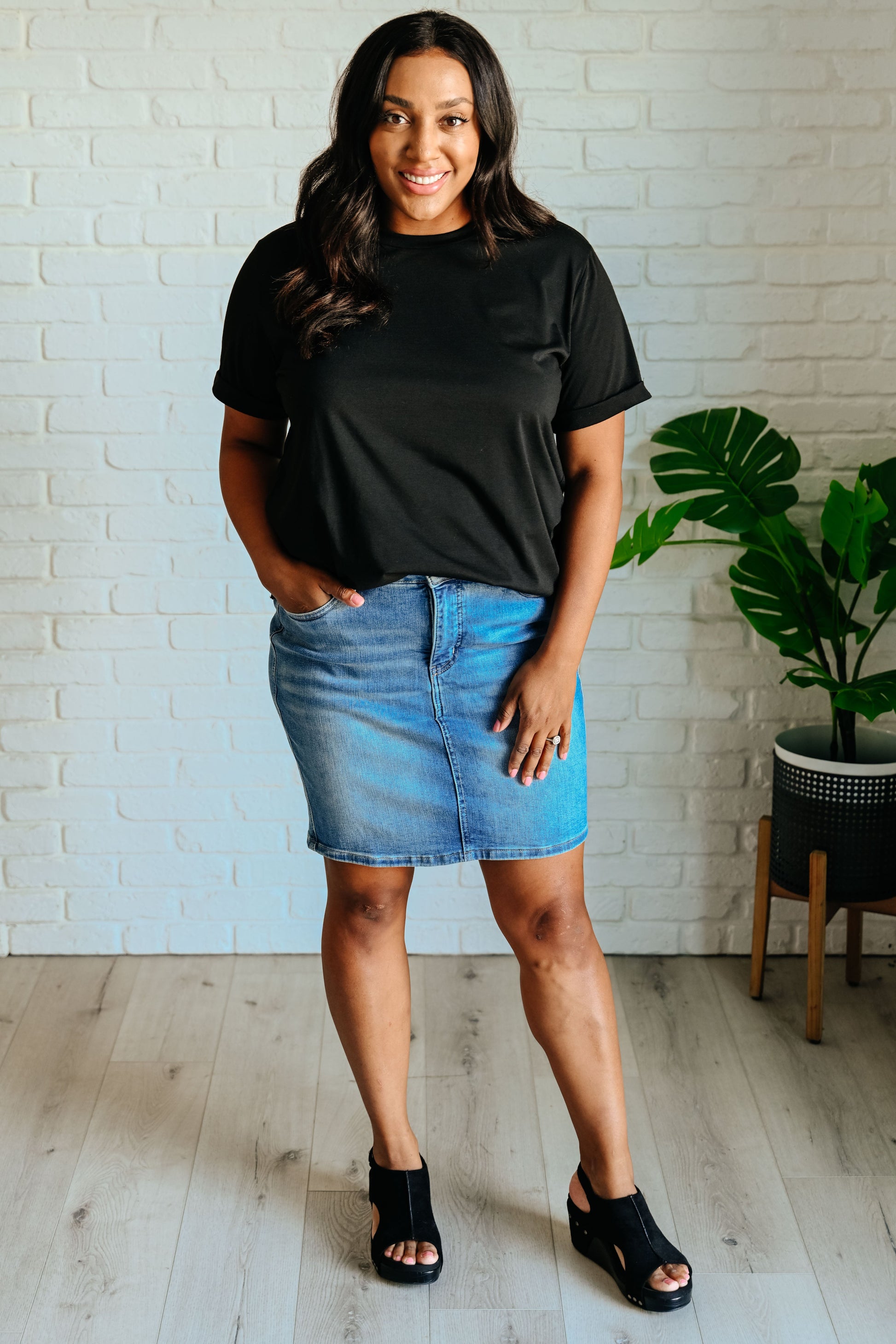 Jersey Knit
Crew Neckline
Tacked Sleeve Cuff
95% Polyester, 5% Elastane
True to Size  T-shirt in Black