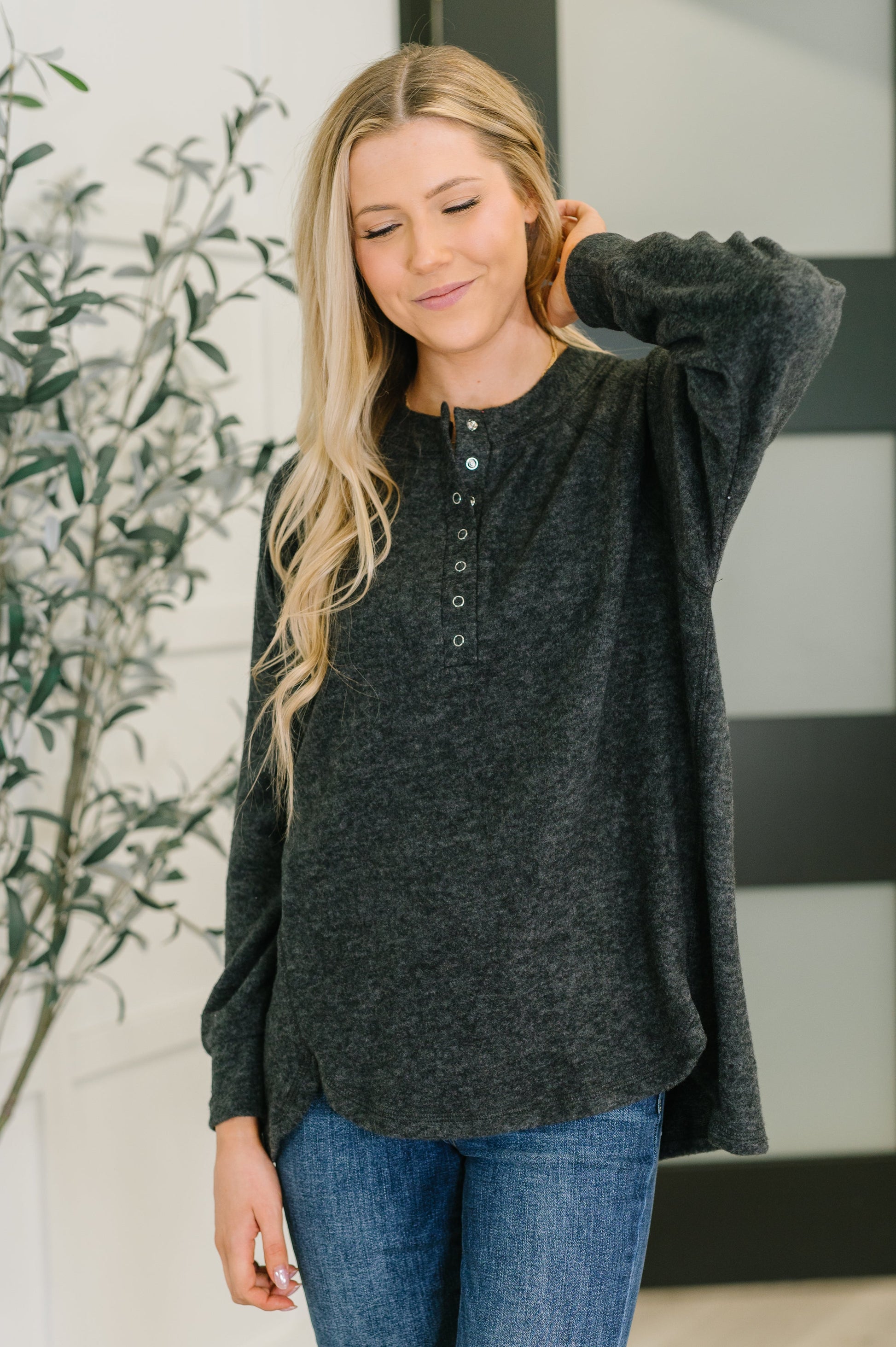 Melange Hacci Top by Zenana in Black
High Stretch
Round Neckline
Half Front Snap Button Closures
Scooped Stepped Hem
Long Sleeve
Banded Sleeve Cuff
82% Polyester, 15% Rayon, 3% Spandex
True to Size 