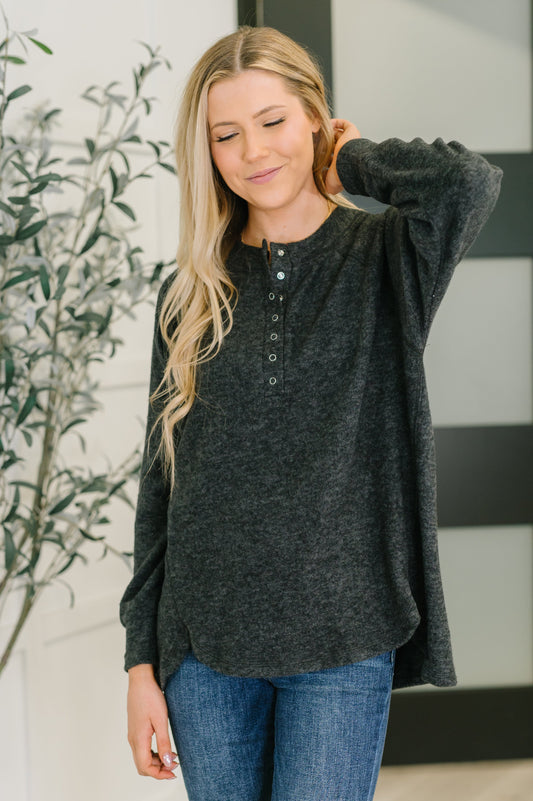 Melange Hacci Top by Zenana in Black
High Stretch
Round Neckline
Half Front Snap Button Closures
Scooped Stepped Hem
Long Sleeve
Banded Sleeve Cuff
82% Polyester, 15% Rayon, 3% Spandex
True to Size 