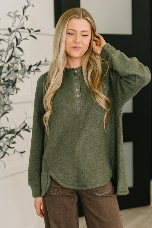 Melange Hacci Top by Zenana in Olive
High Stretch
Round Neckline
Half Front Snap Button Closures
Scooped Stepped Hem
Long Sleeve
Banded Sleeve Cuff
82% Polyester, 15% Rayon, 3% Spandex
True to Size 