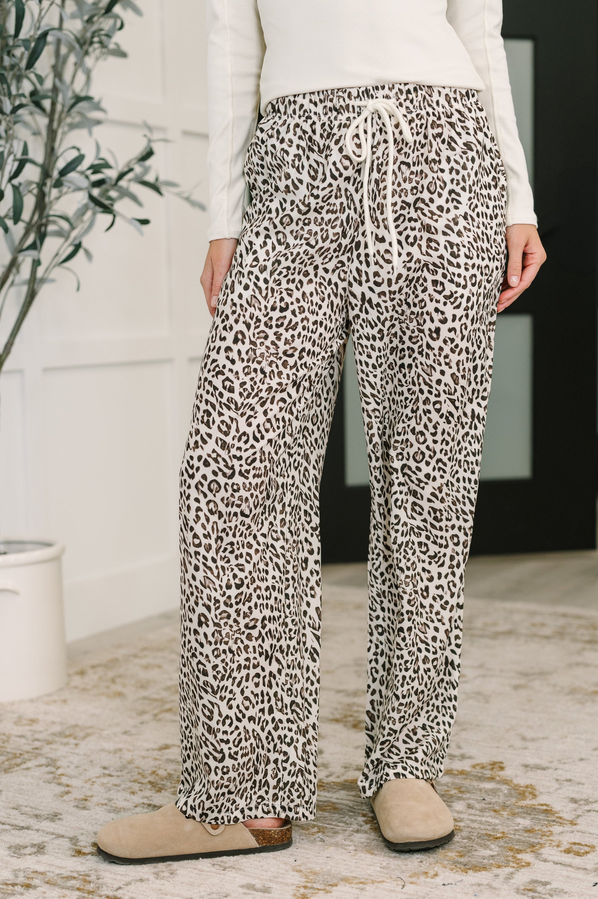 Poplin Woven Leopard print pants
No Stretch
High Waisted
Cased Elastic Waistband
Functional Waist Drawstring
Wide Leg Silhouette
Functional Side Pockets
100% Polyester
True to Size