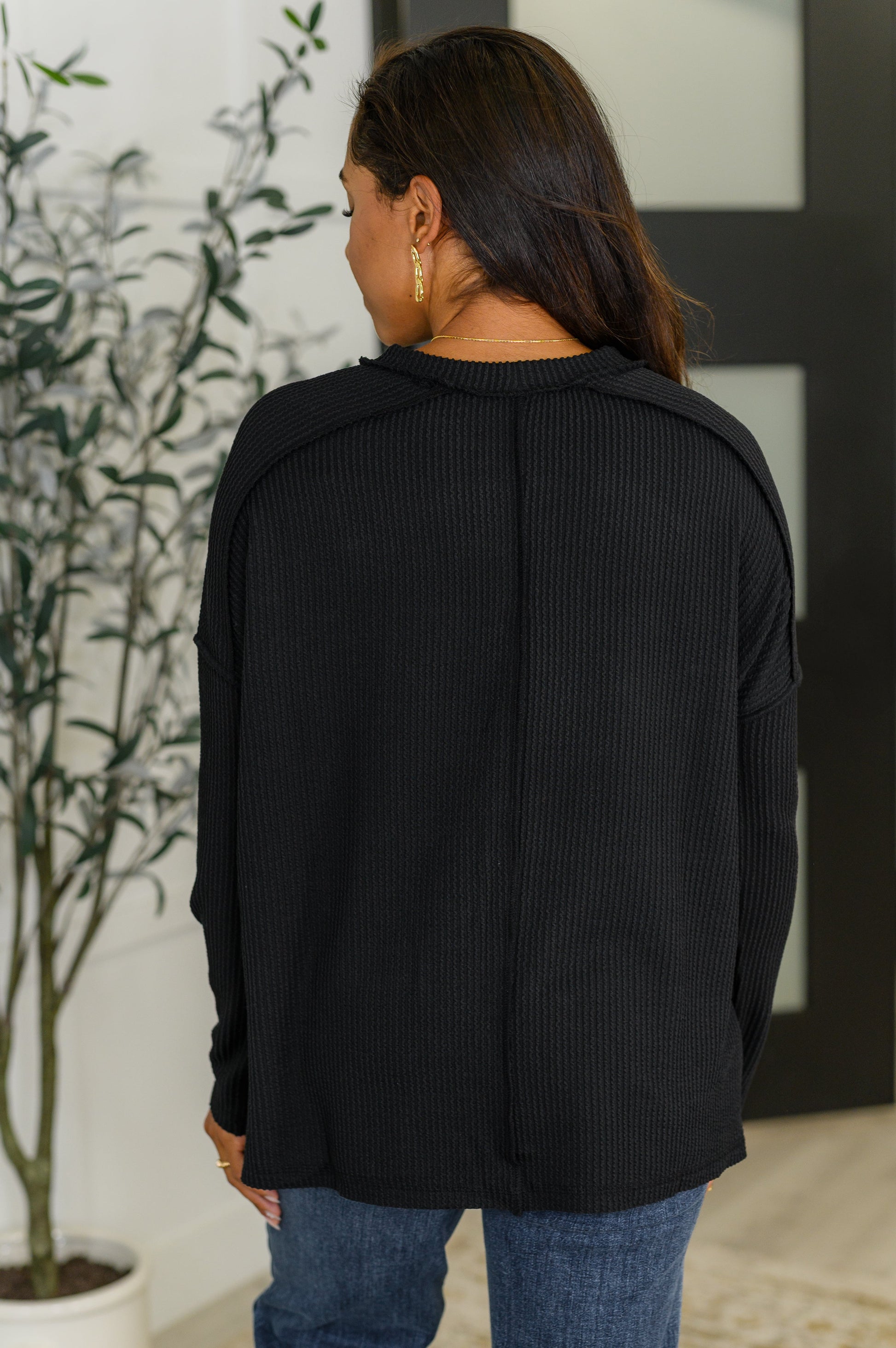 Black, long sleeve corded rib knit top by Zenana
High Stretch
Banded Round Neckline
Drop Shoulder
Long Sleeve
Exposed Seam Details
Side Slits
Stepped Hem
78% Polyester, 19% Rayon, 3% Spandex
True to Size