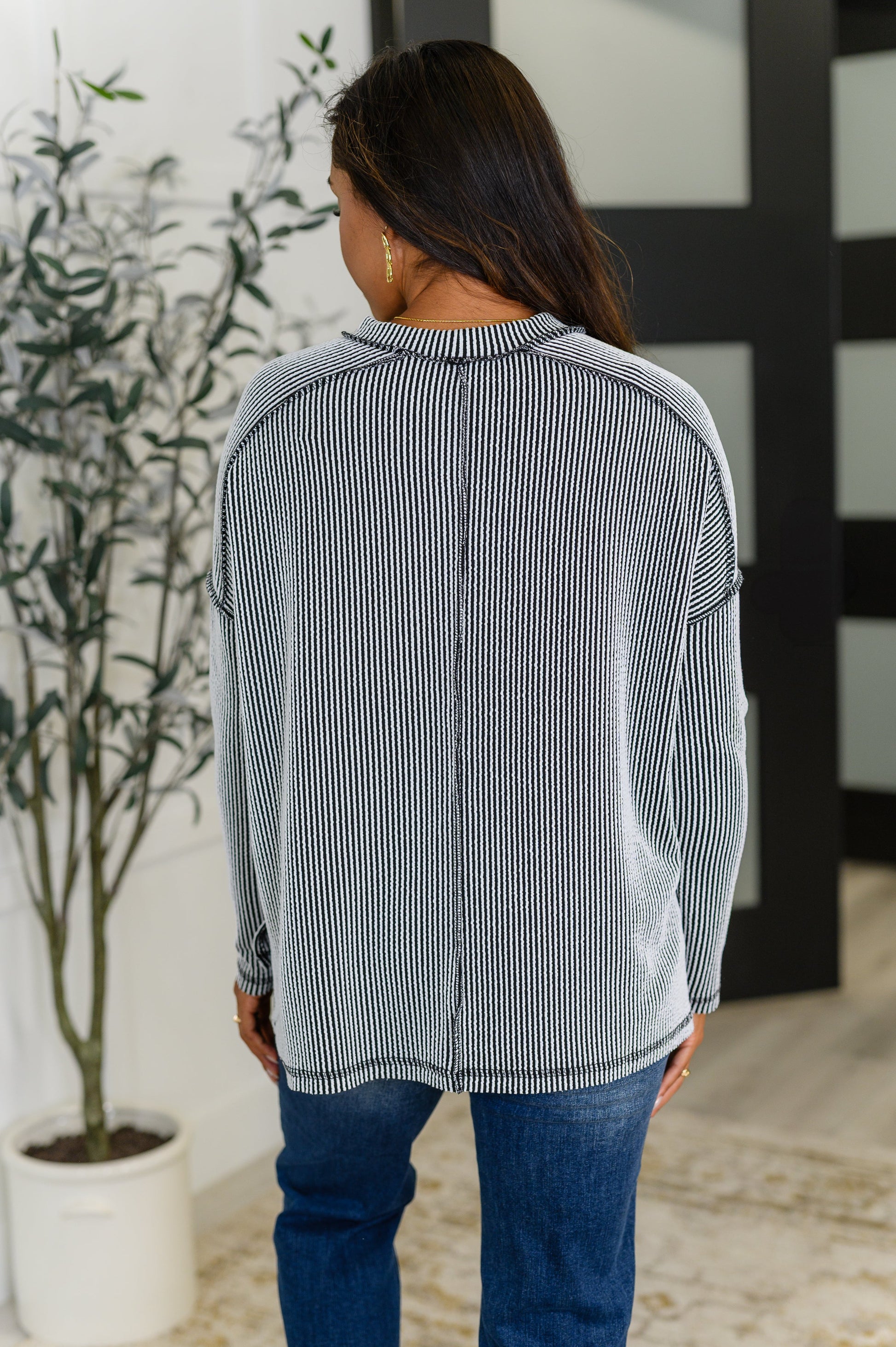 Black/White striped, long sleeve corded rib knit top by Zenana
High Stretch
Banded Round Neckline
Drop Shoulder
Long Sleeve
Exposed Seam Details
Side Slits
Stepped Hem
78% Polyester, 19% Rayon, 3% Spandex
True to Size
