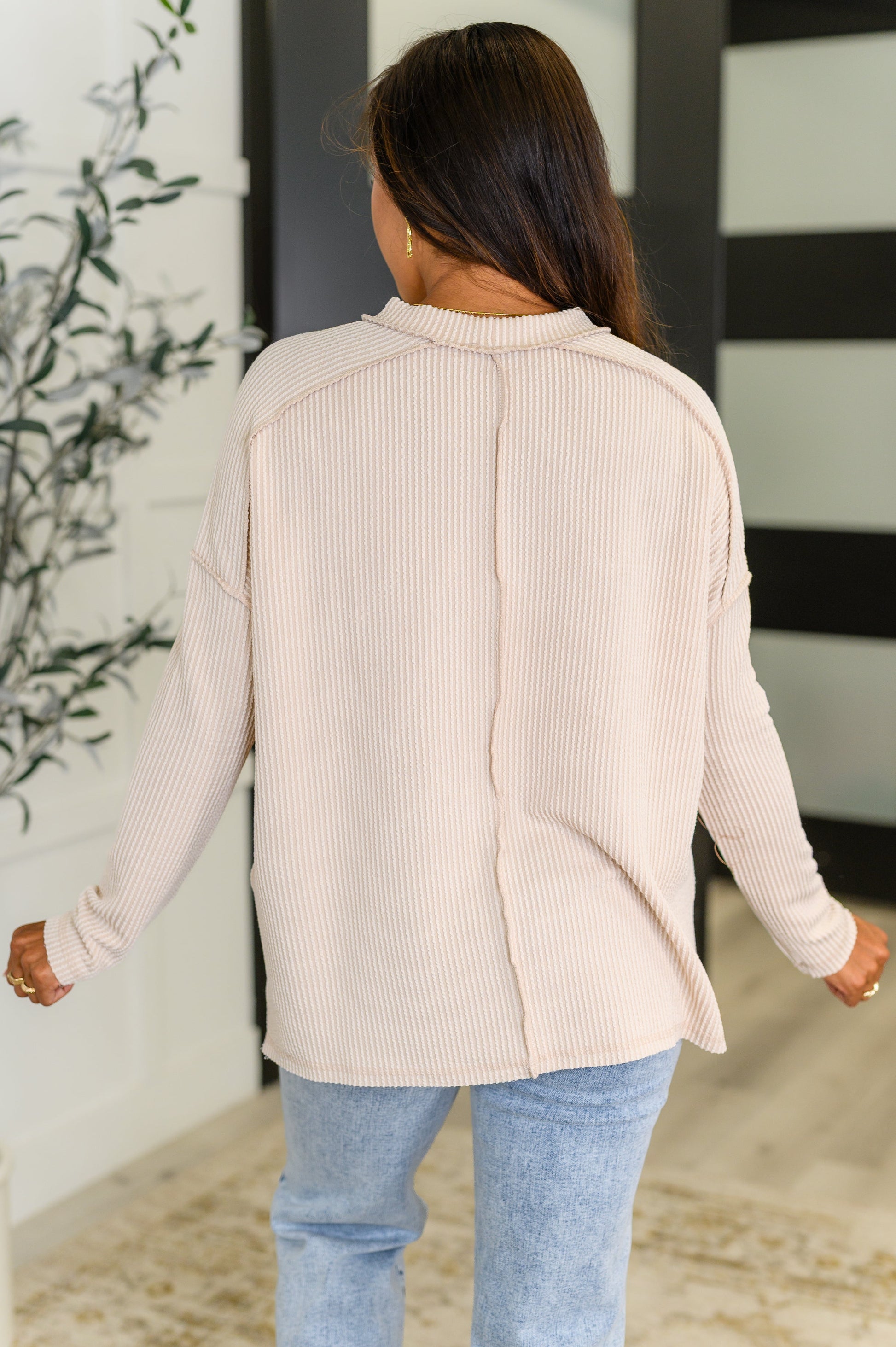Sand Beige, long sleeve corded rib knit top by Zenana
High Stretch
Banded Round Neckline
Drop Shoulder
Long Sleeve
Exposed Seam Details
Side Slits
Stepped Hem
78% Polyester, 19% Rayon, 3% Spandex
True to Size