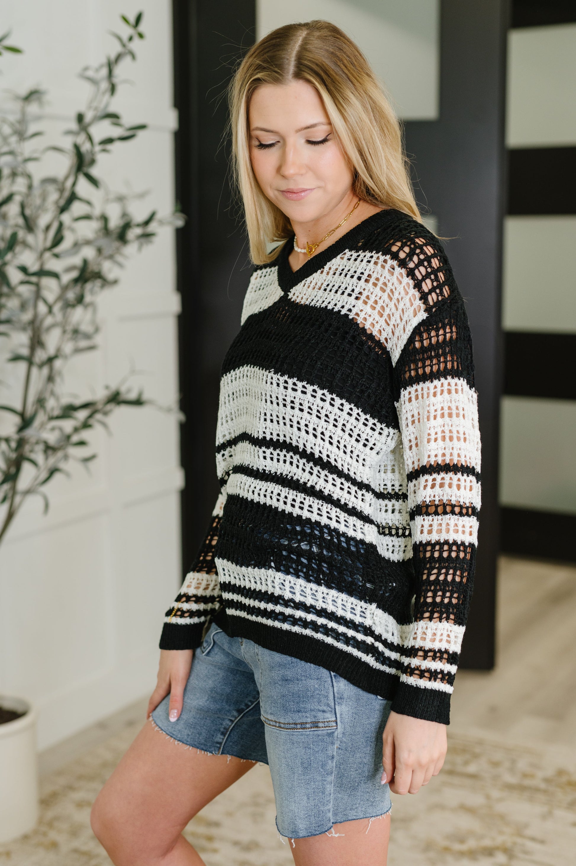 Black/White long sleeve net layering top by Lovelo
Lightweight Net Knit
Stretch
Banded, Ribbed V-Neckline
Drop Shoulder
Long Sleeve
Banded, Ribbed Sleeve Cuff
Banded, Ribbed Hem
65% Acrylic, 35% Nylon
True to Size