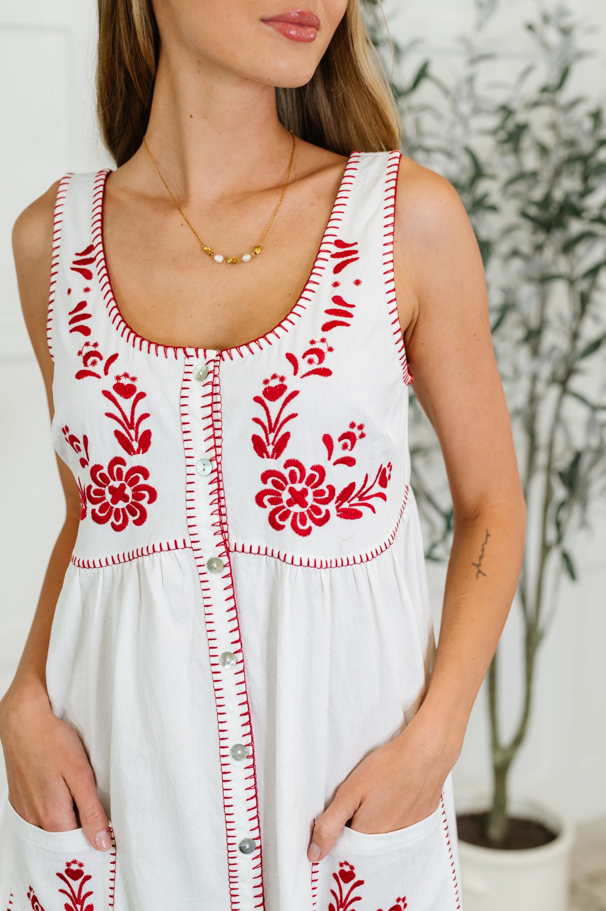 White with Red Lightweight Textured Woven Midi dress
Scoop Neckline
Full Front Button Closures
Functional Patch Pockets
Machine Embroidered Details
Blanket Stitch Hem Details
60% Cotton, 40% Polyester
True to Size