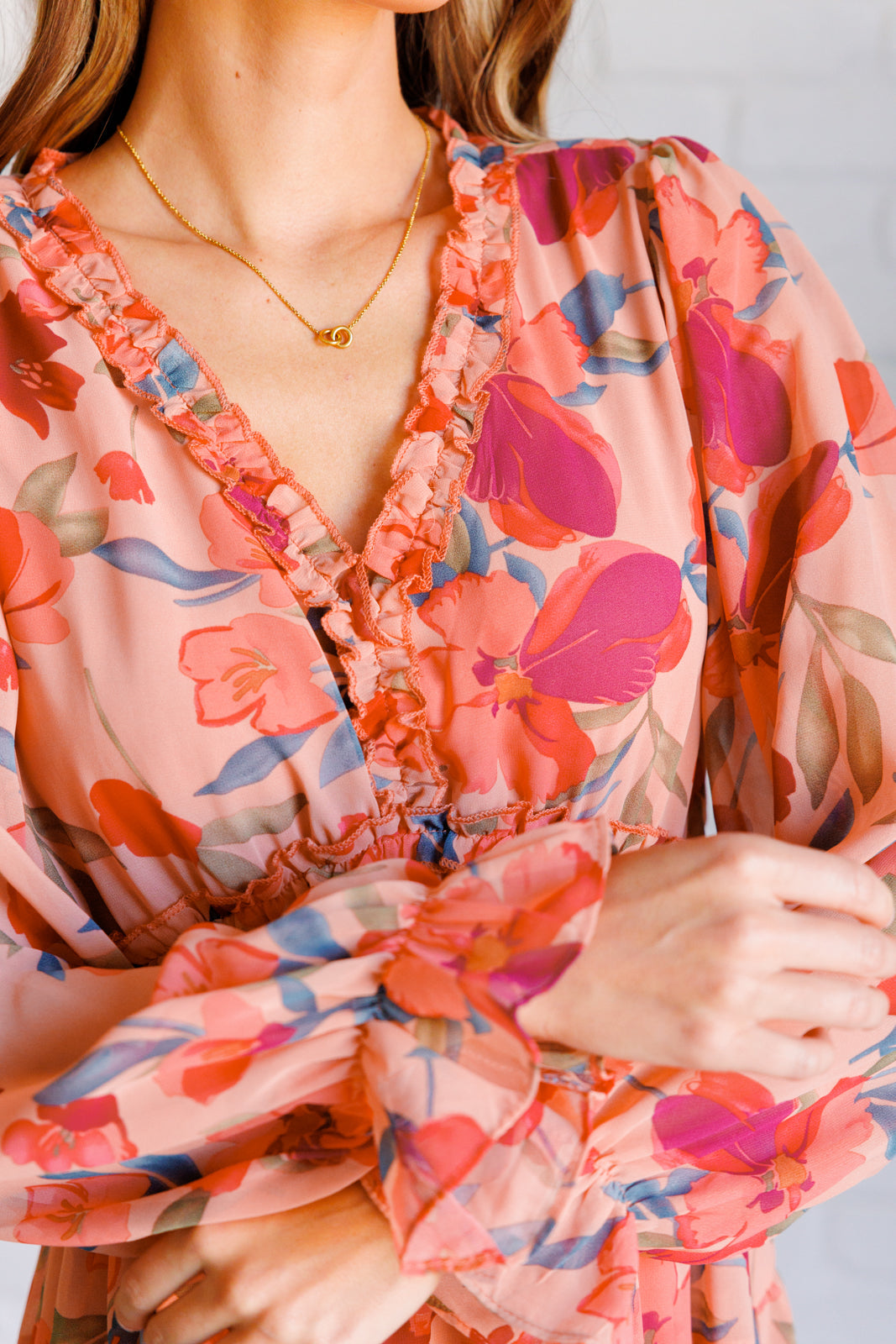 Floral long sleeve dress
Poly Chiffon
Ruffled V-neckline
Long Sleeves
Cased Elastic Waistband
Empire Waist
Fully Lined
Tiered Skirt
Midi Length
100% Polyester
True to Size