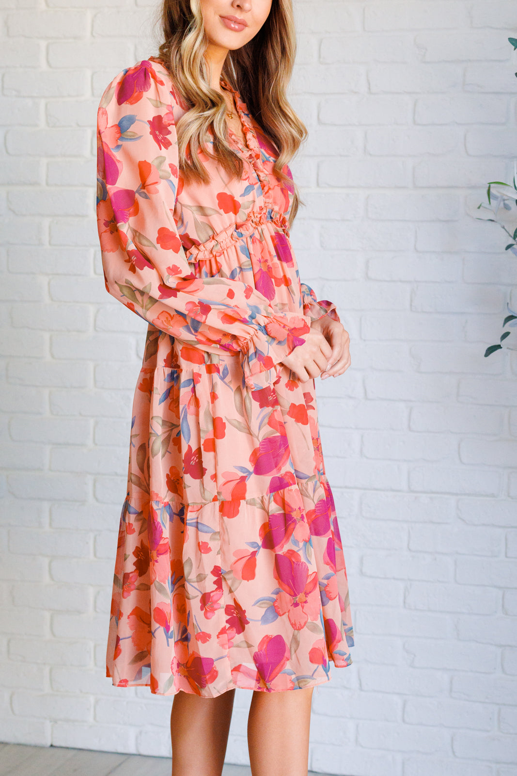 Floral long sleeve dress
Poly Chiffon
Ruffled V-neckline
Long Sleeves
Cased Elastic Waistband
Empire Waist
Fully Lined
Tiered Skirt
Midi Length
100% Polyester
True to Size