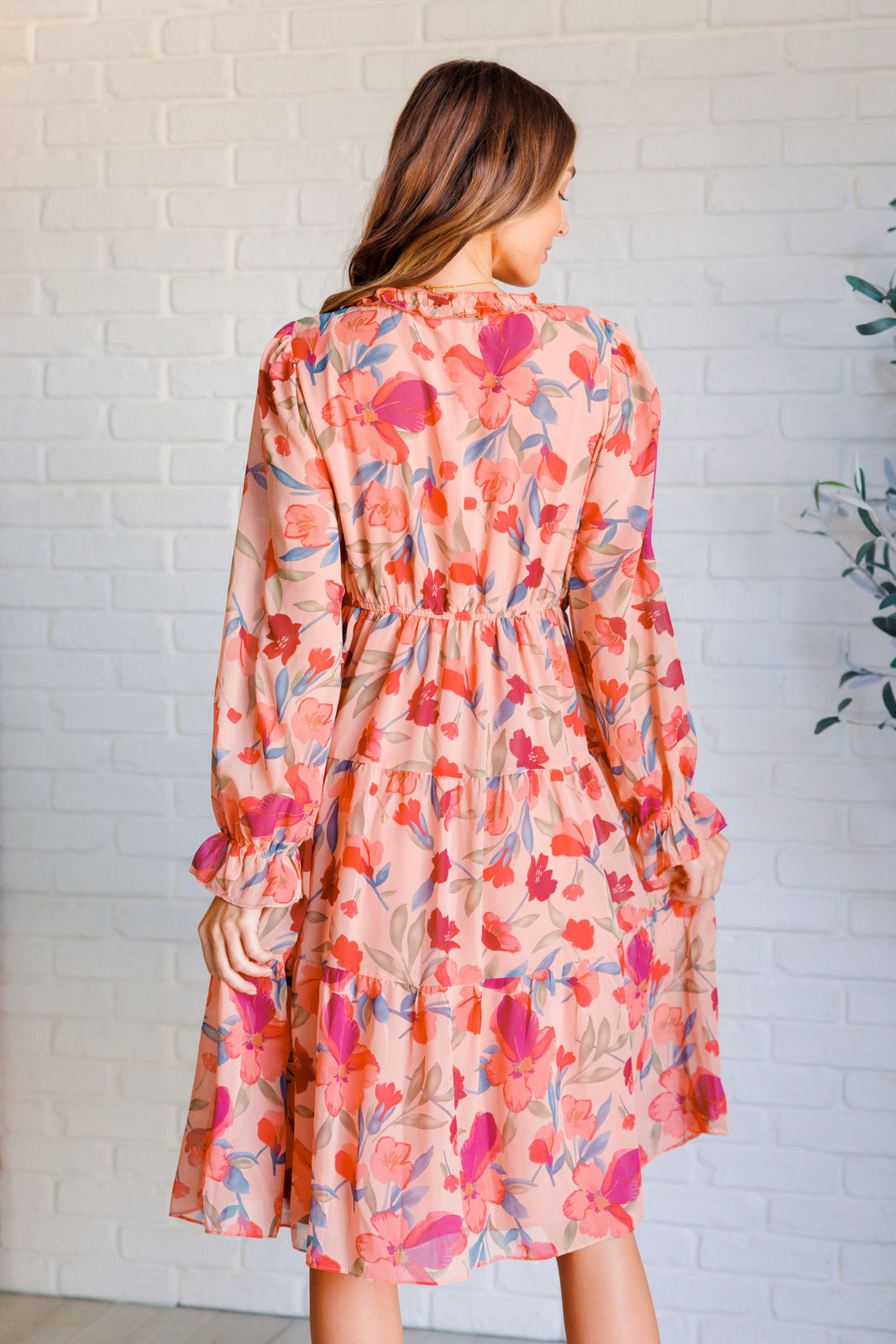 Floral long sleeve dress
Poly Chiffon
Ruffled V-neckline
Long Sleeves
Cased Elastic Waistband
Empire Waist
Fully Lined
Tiered Skirt
Midi Length
100% Polyester
True to Size